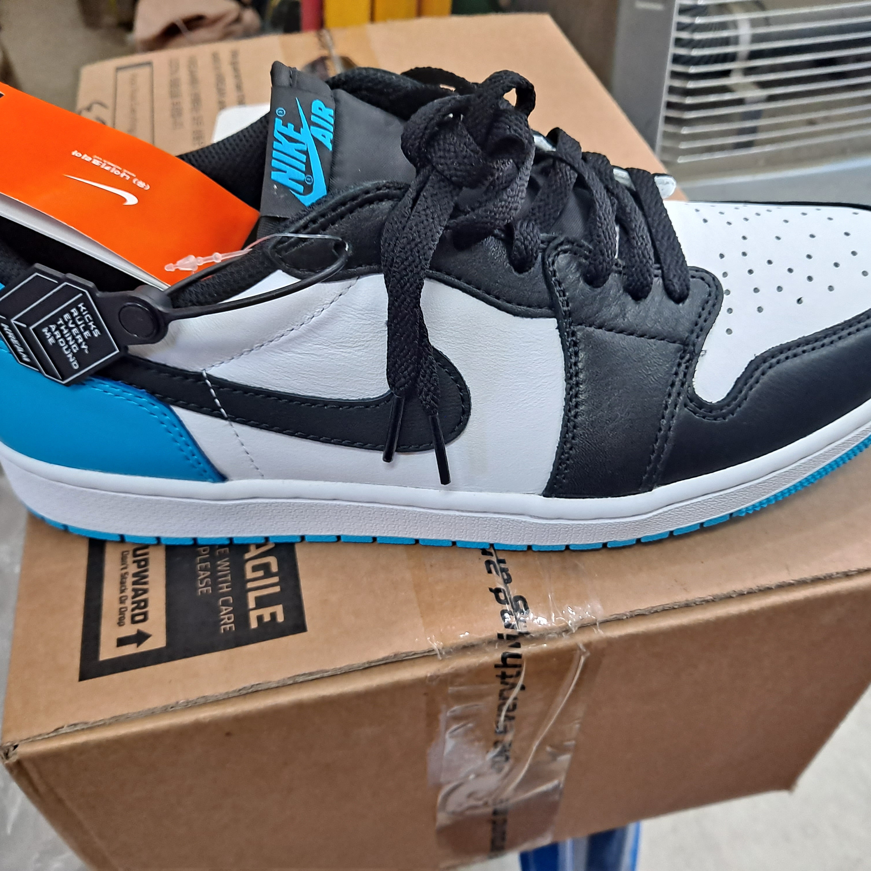 Jordan 1 Retro Low OG Black and Dark Powder Blue 착용 스타일 - 1