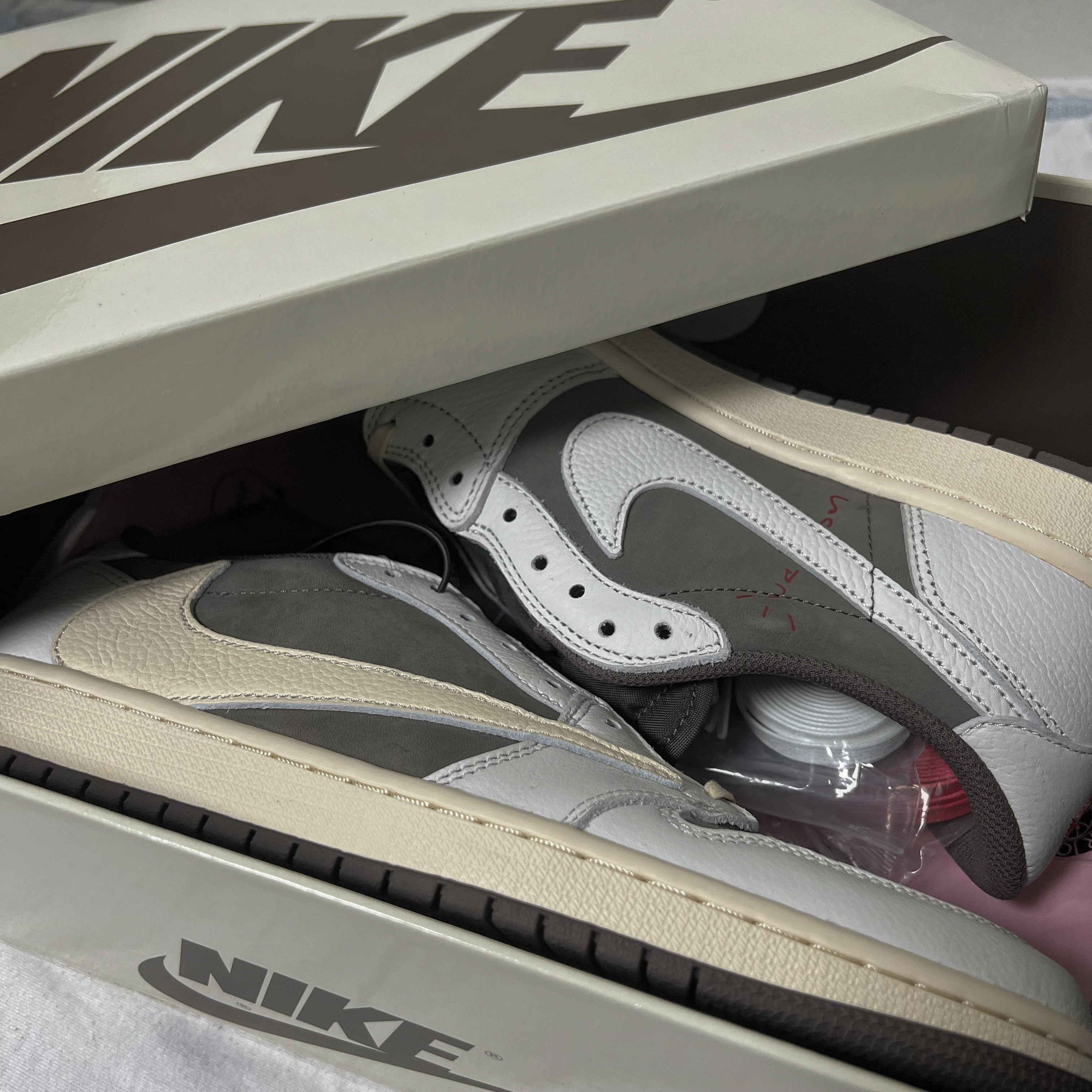 Jordan 1 x Travis Scott Retro Low OG SP Sail and Ridgerock, Jordan 1 x Travis Scott x Fragment Retro Low OG SP Military Blue 착용 스타일