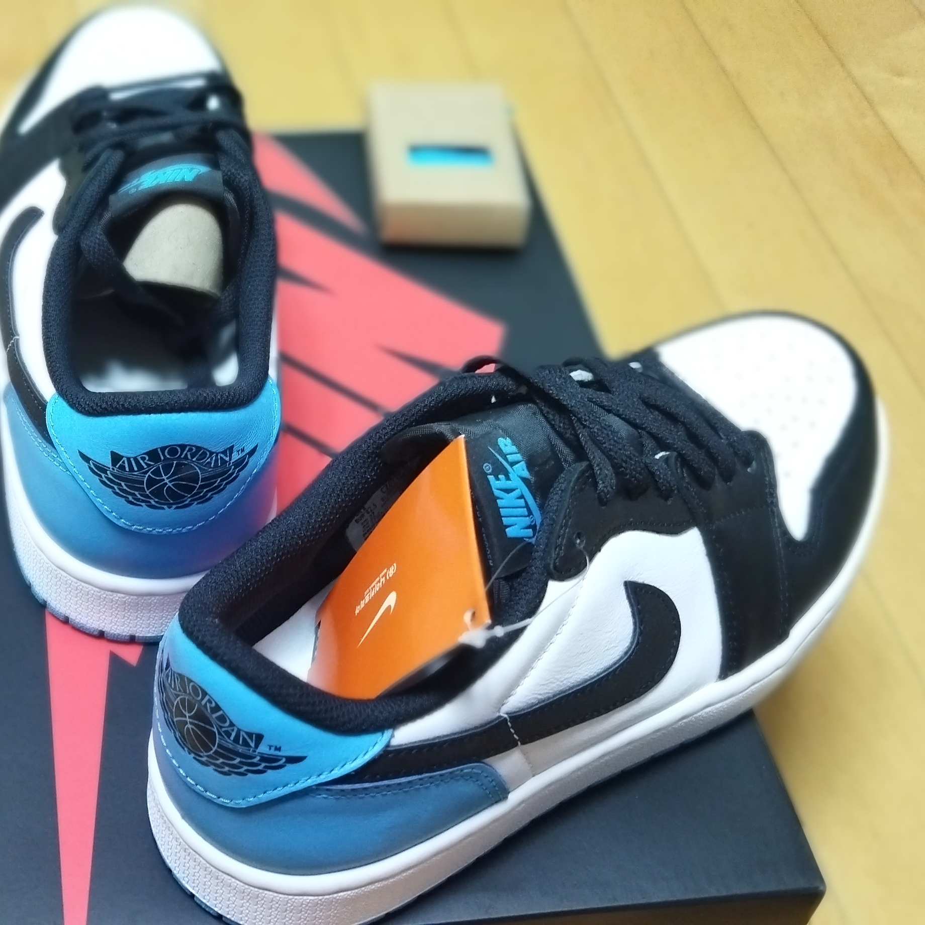 Jordan 1 Retro Low OG Black and Dark Powder Blue 착용 스타일 - 2