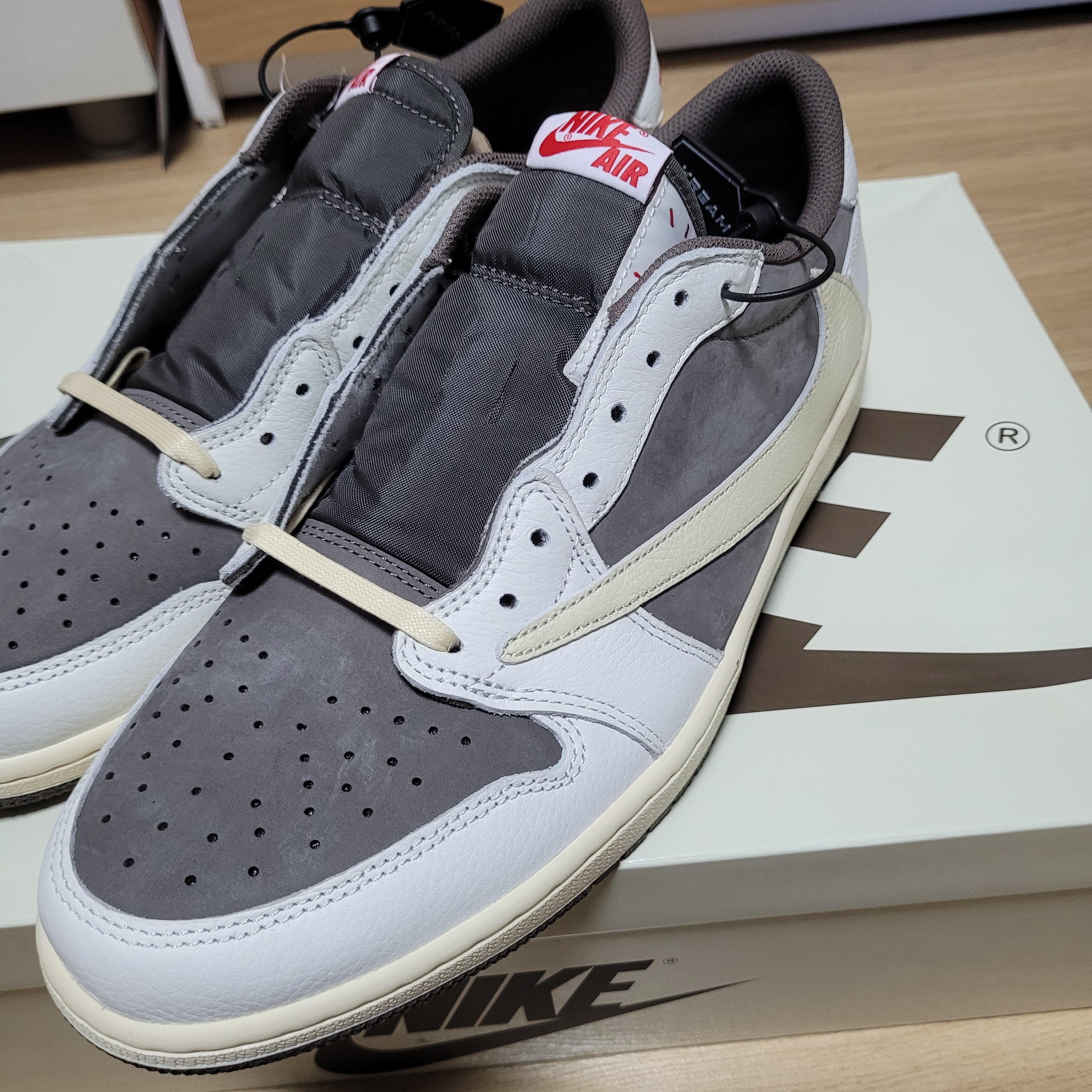 Jordan 1 x Travis Scott Retro Low OG SP Sail and Ridgerock 착용 스타일 - 2