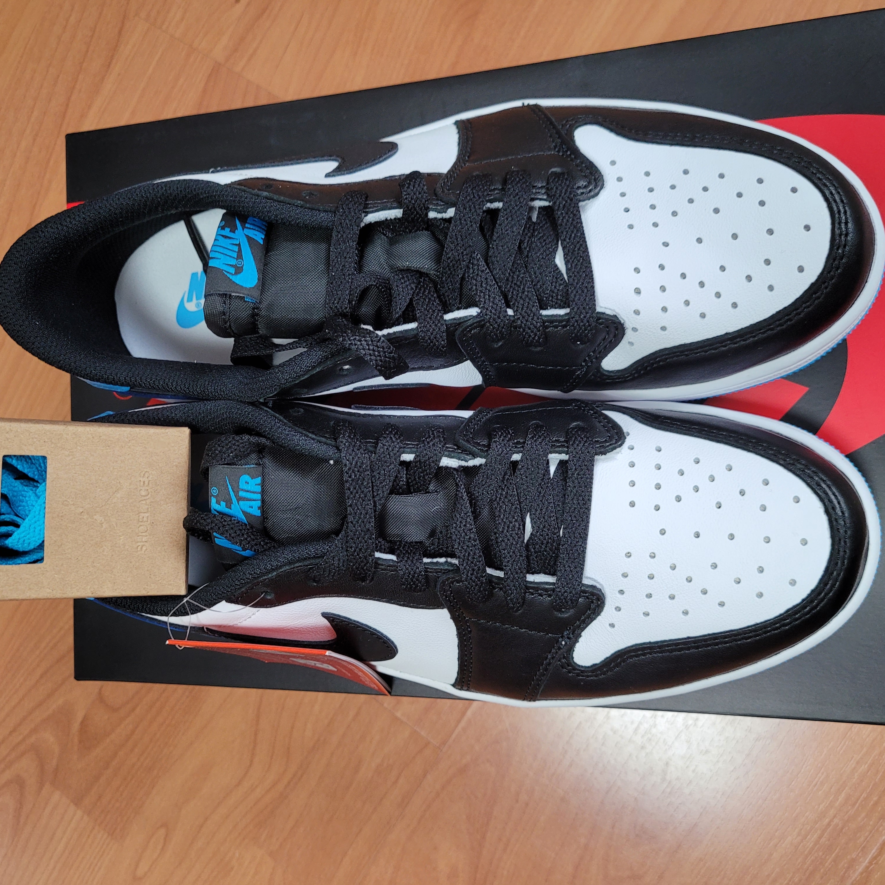 Jordan 1 Retro Low OG Black and Dark Powder Blue 착용 스타일 - 2