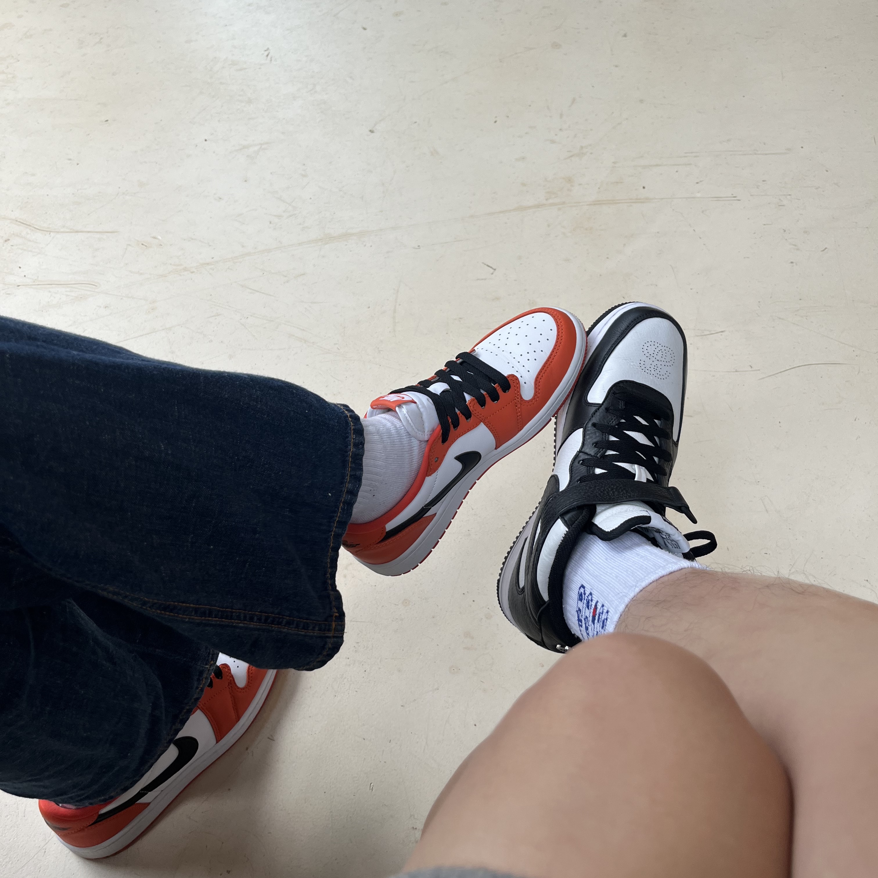 (W) Jordan 1 Low OG Starfish, Nike x Stussy Air Force 1 '07 Mid SP Black and Light Bone 착용 스타일