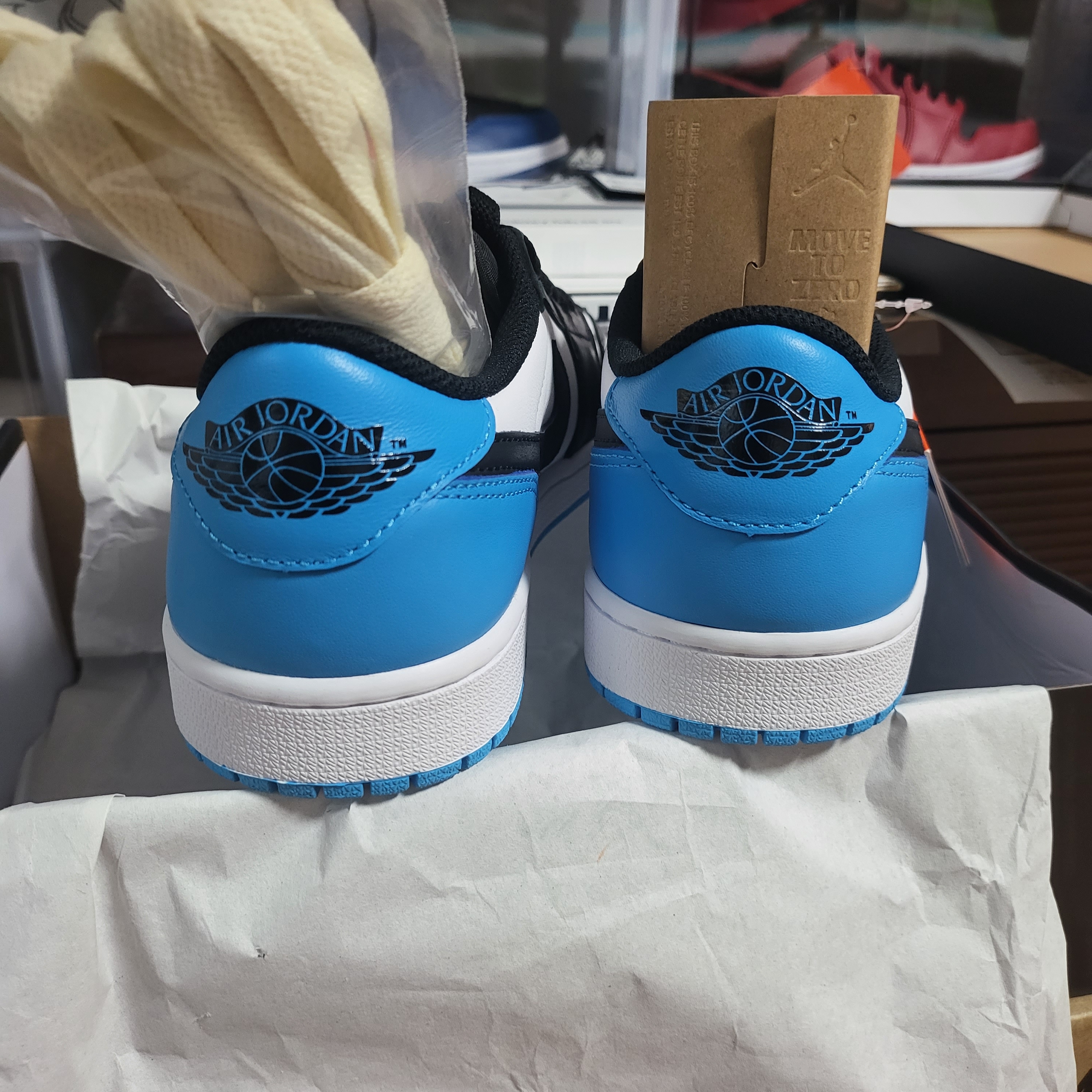 Jordan 1 Retro Low OG Black and Dark Powder Blue 착용 스타일 - 4