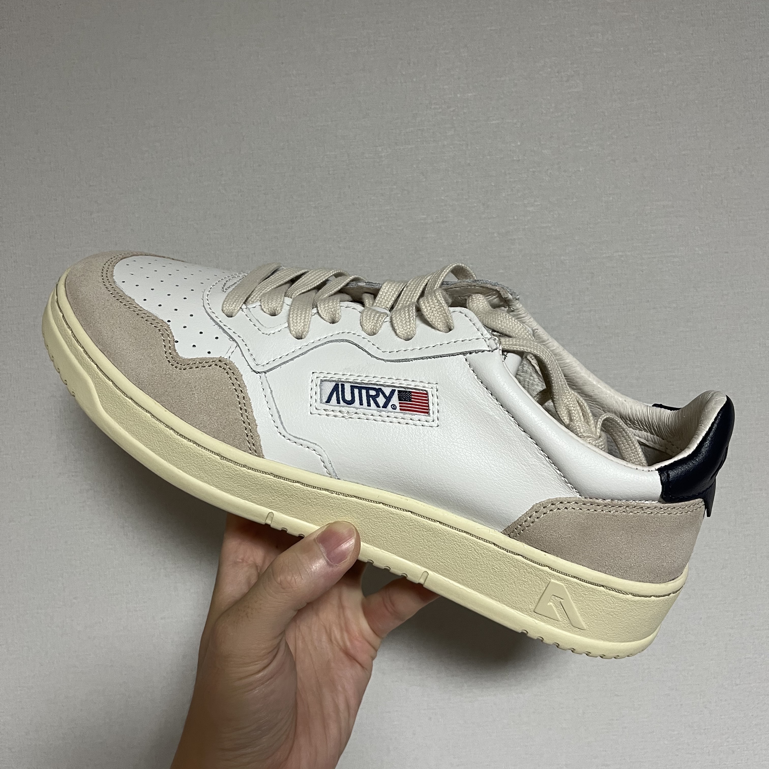 Autry Medalist Low Leather Suede Sneakers White Blue 착용 스타일