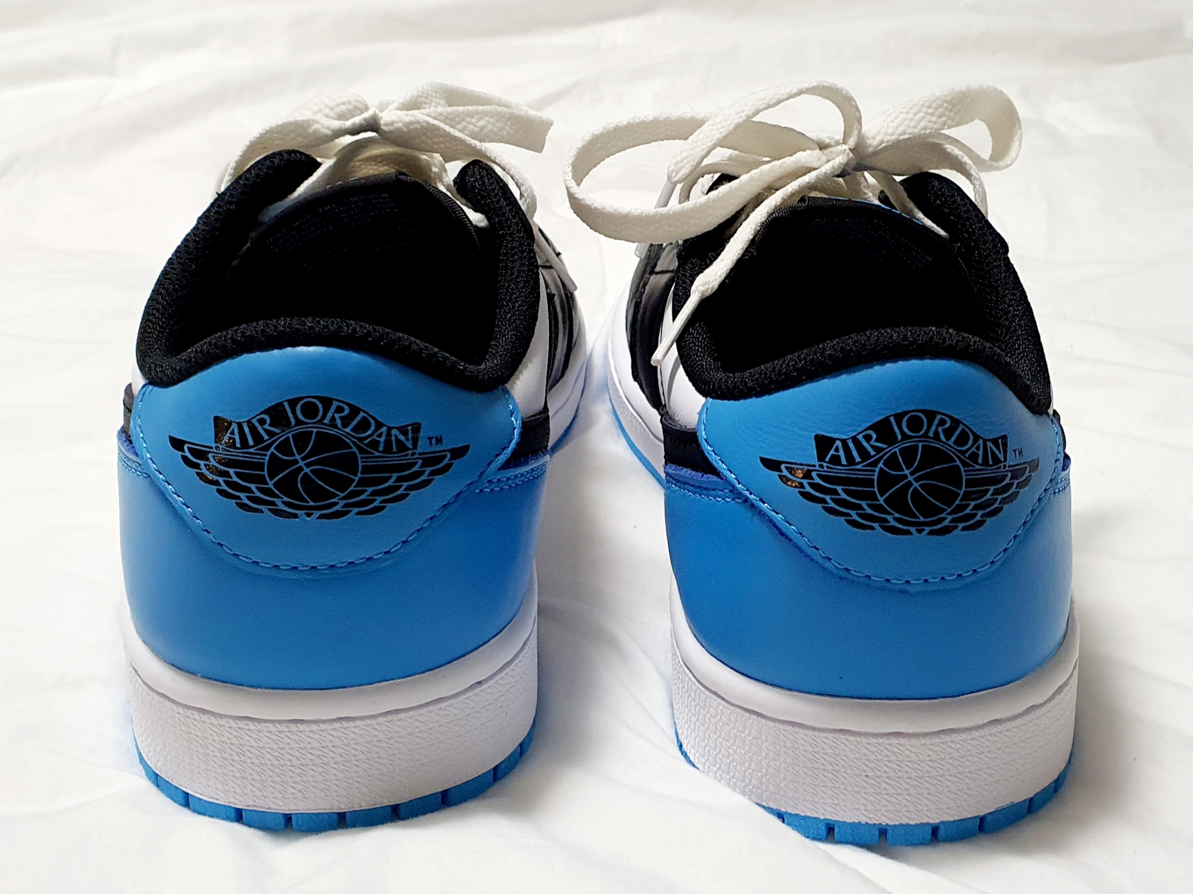 Jordan 1 Retro Low OG Black and Dark Powder Blue 착용 스타일 - 4