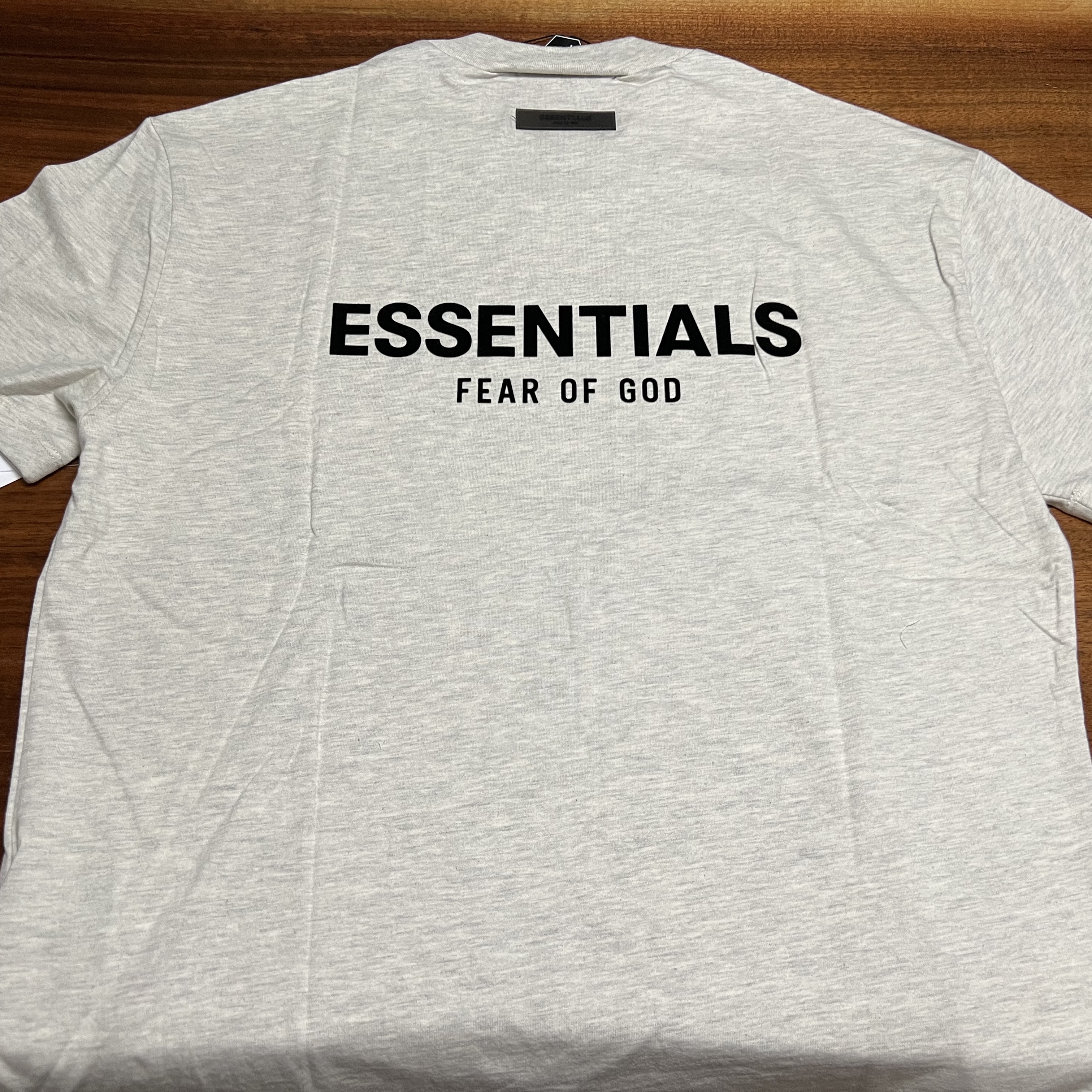 Essentials The Core Collection T-Shirt Light Oatmeal 착용 스타일 - 3