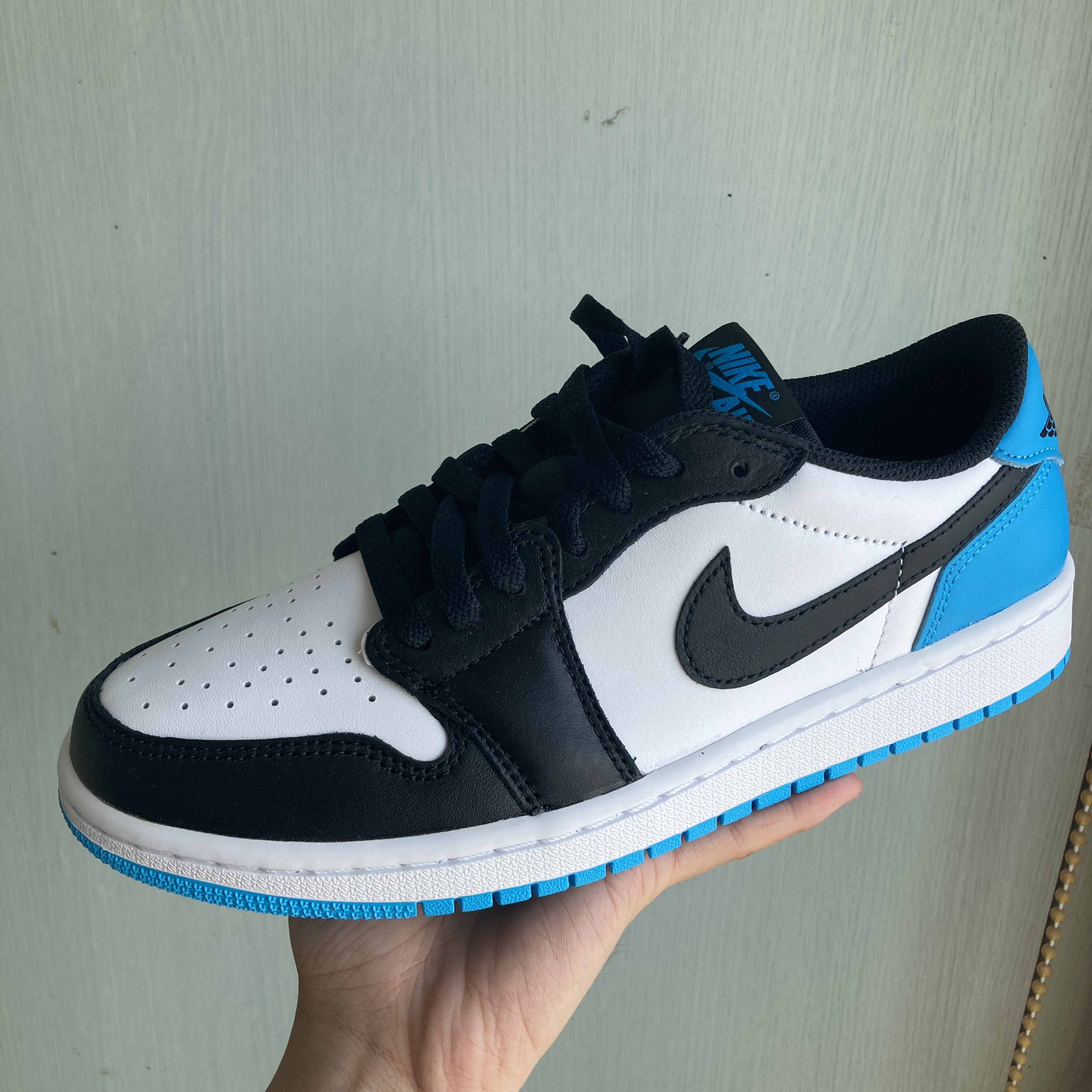 (W) Jordan 1 Retro Low OG Black and Dark Powder Blue 착용 스타일