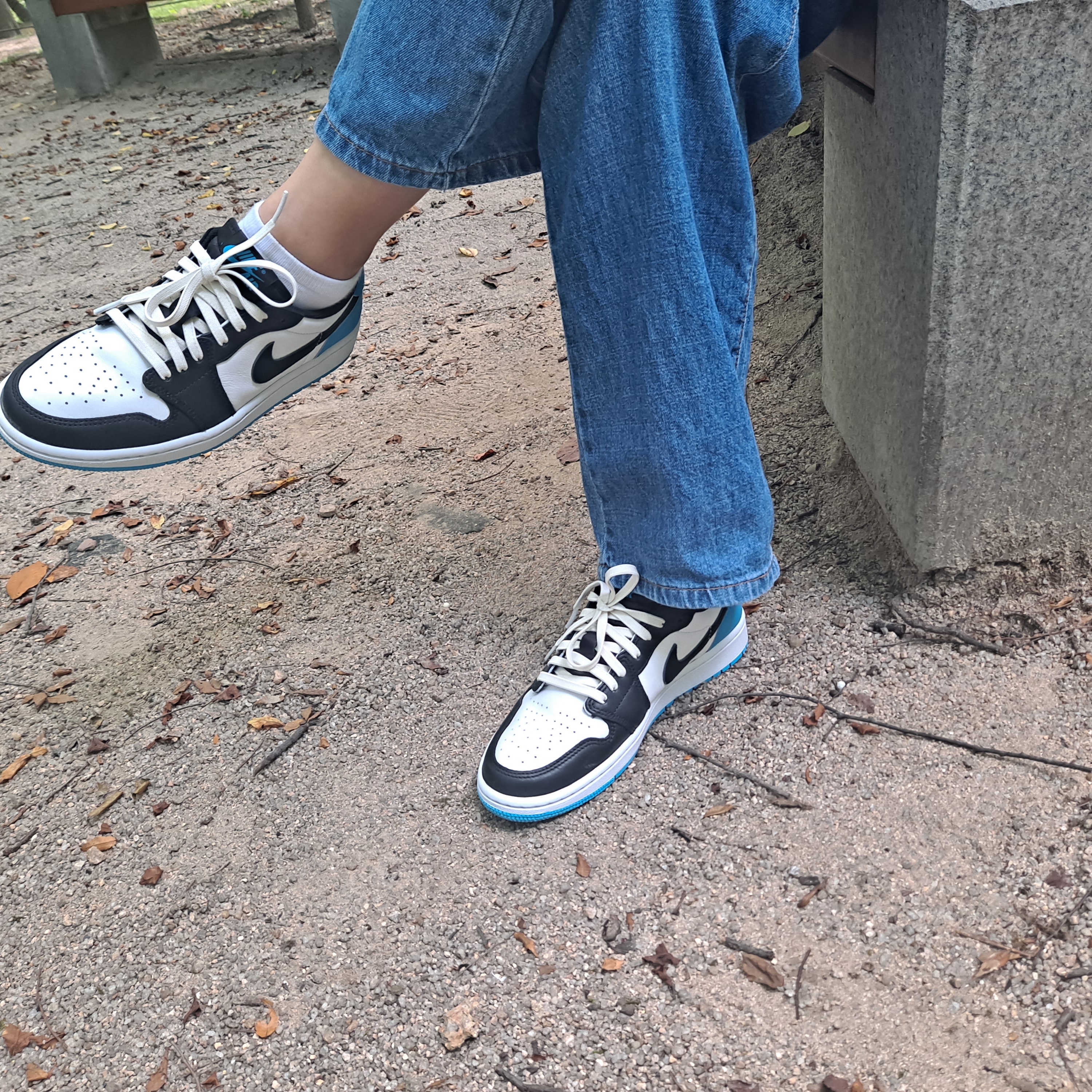 (W) Jordan 1 Retro Low OG Black and Dark Powder Blue 착용 스타일 - 1
