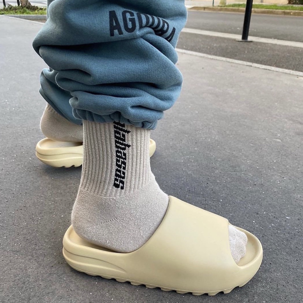 Adidas Yeezy Slide Bone 2022/2023 착용 스타일 - 4
