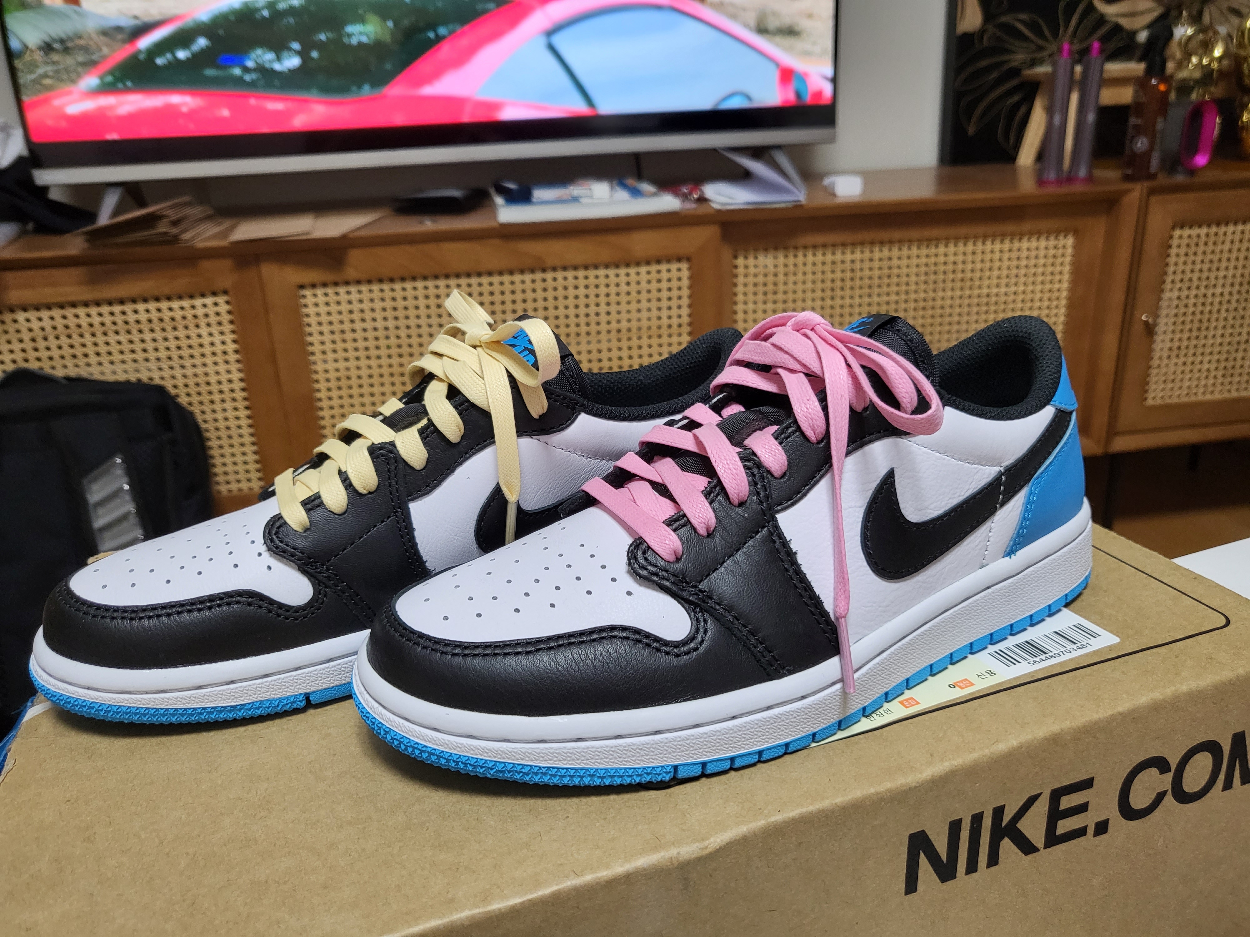 Jordan 1 Retro Low OG Black and Dark Powder Blue, (W) Jordan 1 Retro Low OG Black and Dark Powder Blue 착용 스타일 - 1