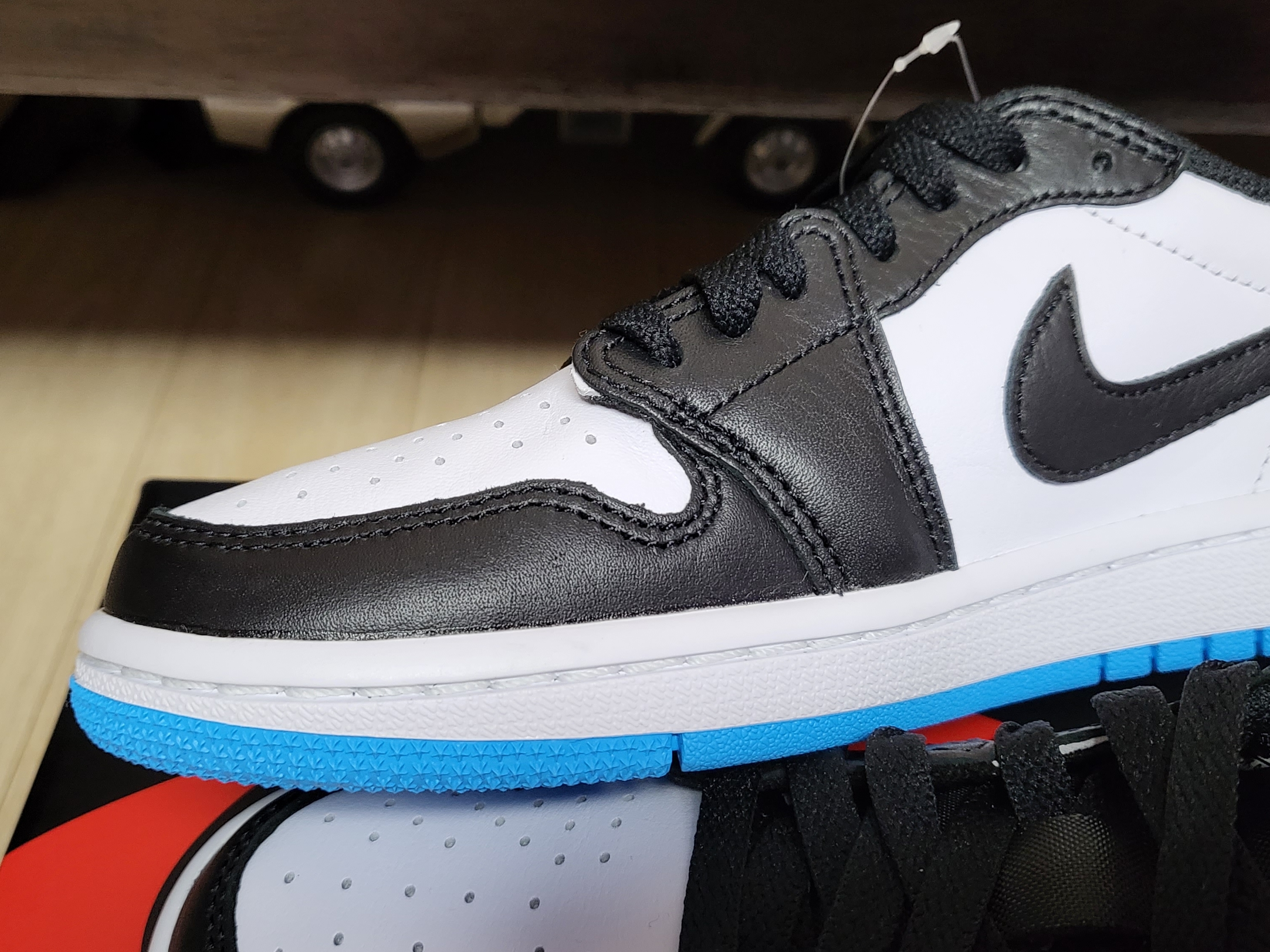 (W) Jordan 1 Retro Low OG Black and Dark Powder Blue 착용 스타일 - 4