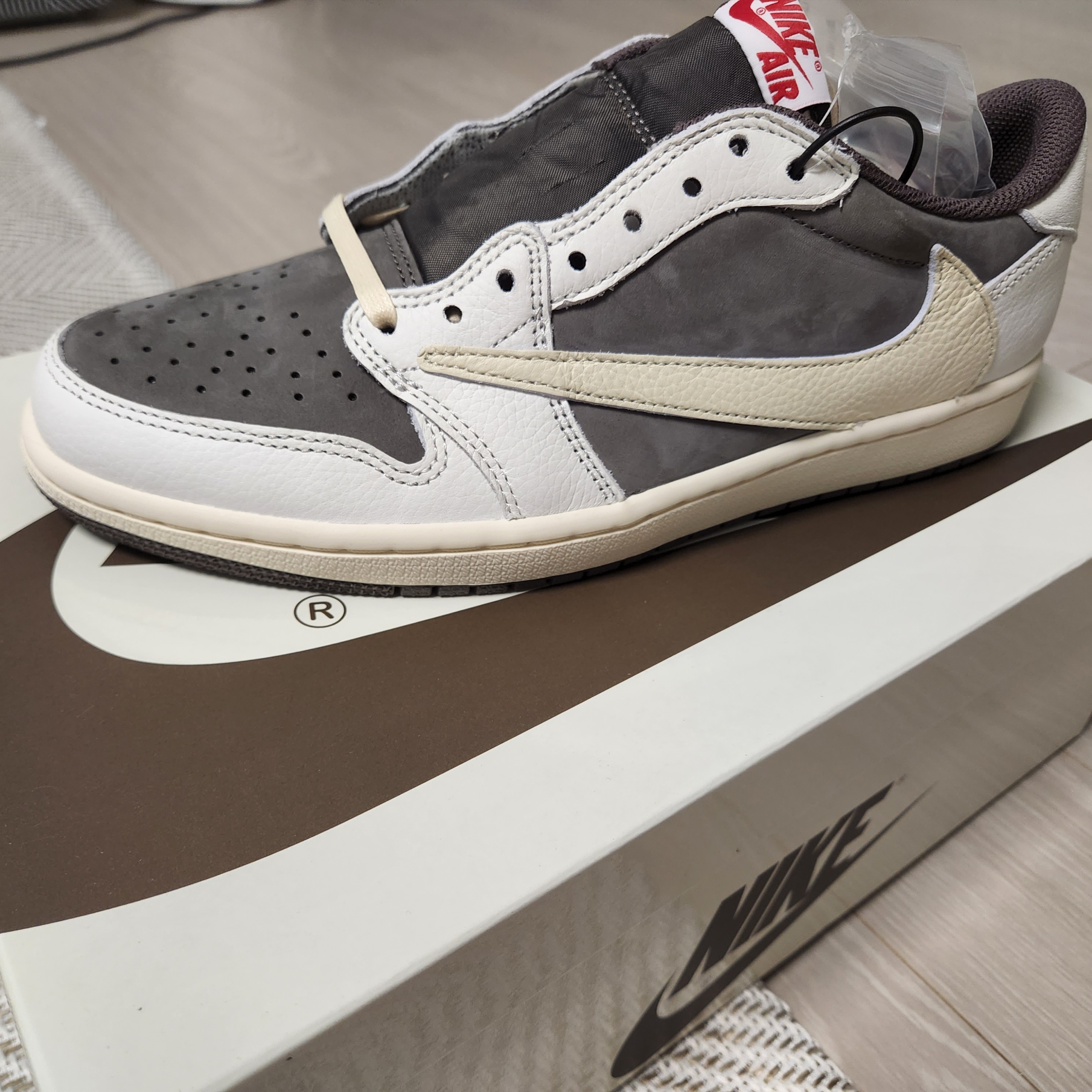 Jordan 1 x Travis Scott Retro Low OG SP Sail and Ridgerock 착용 스타일