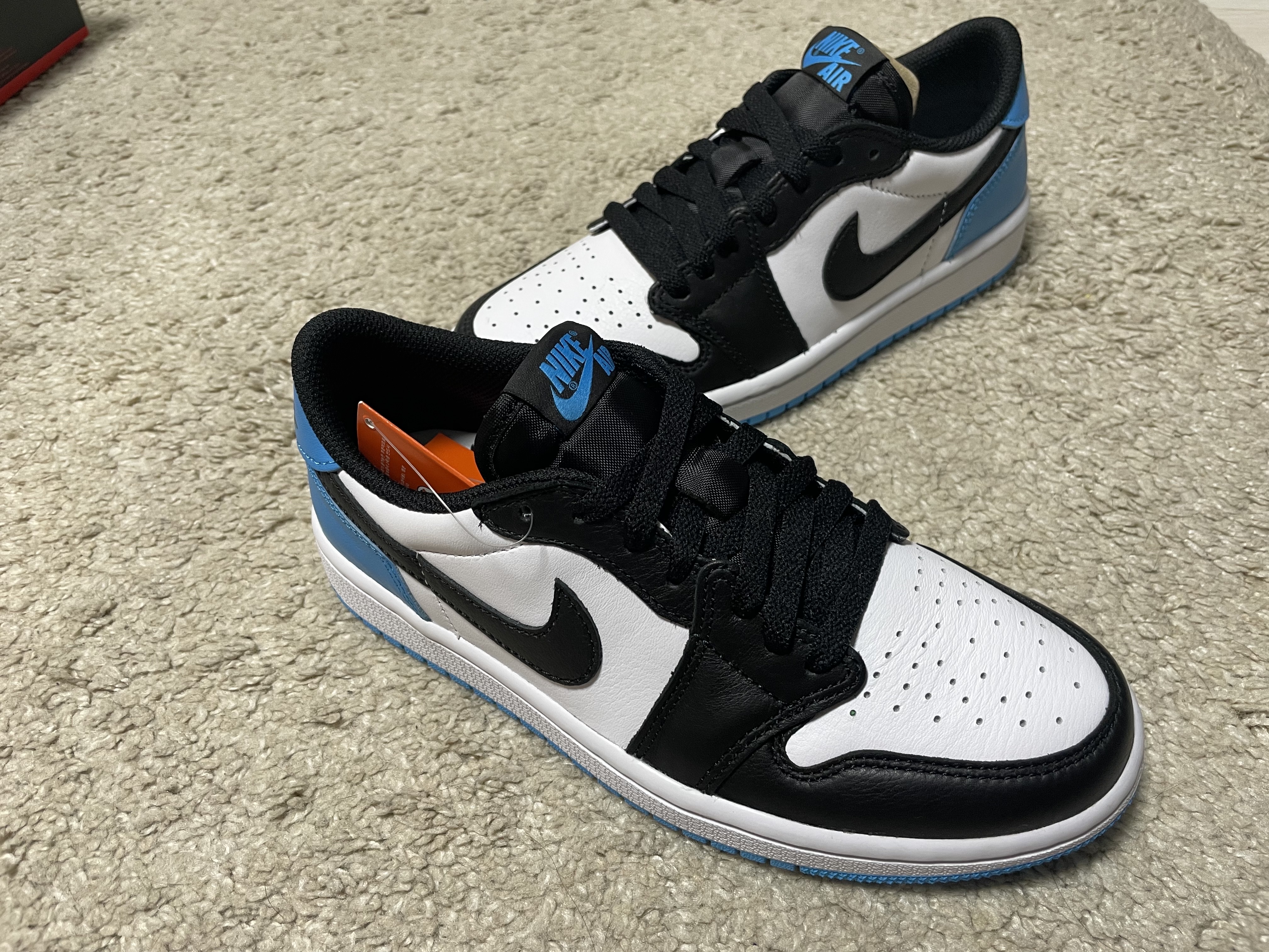 (W) Jordan 1 Retro Low OG Black and Dark Powder Blue 착용 스타일 - 1