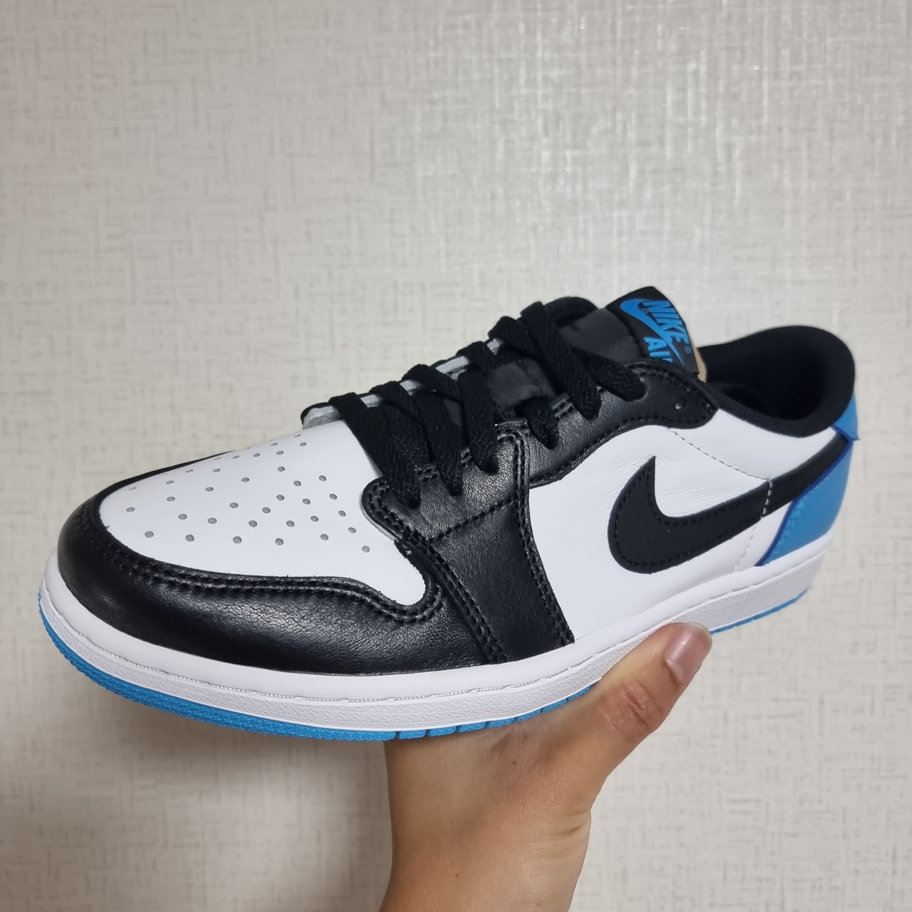 Jordan 1 Retro Low OG Black and Dark Powder Blue 착용 스타일 - 1