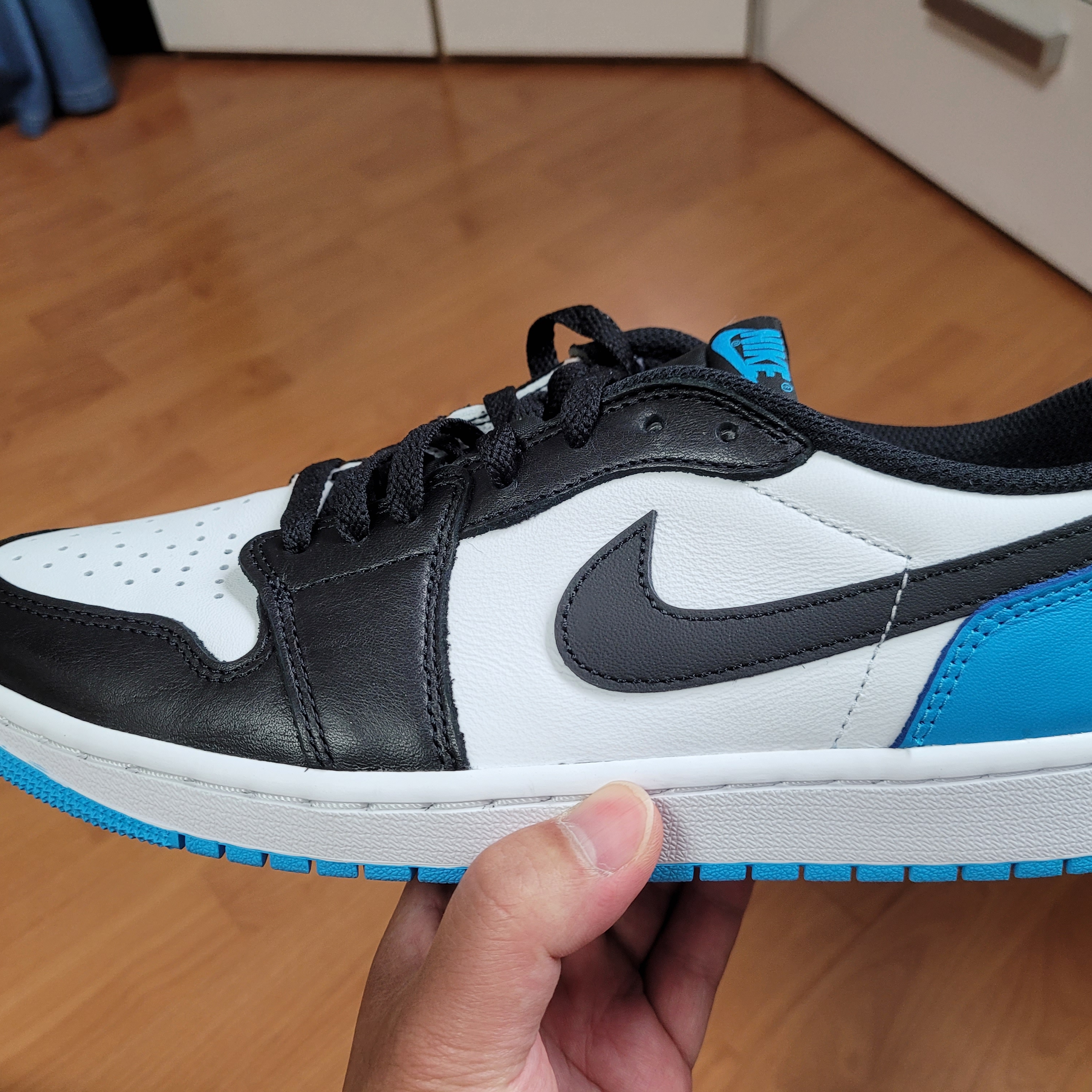 Jordan 1 Retro Low OG Black and Dark Powder Blue 착용 스타일 - 1