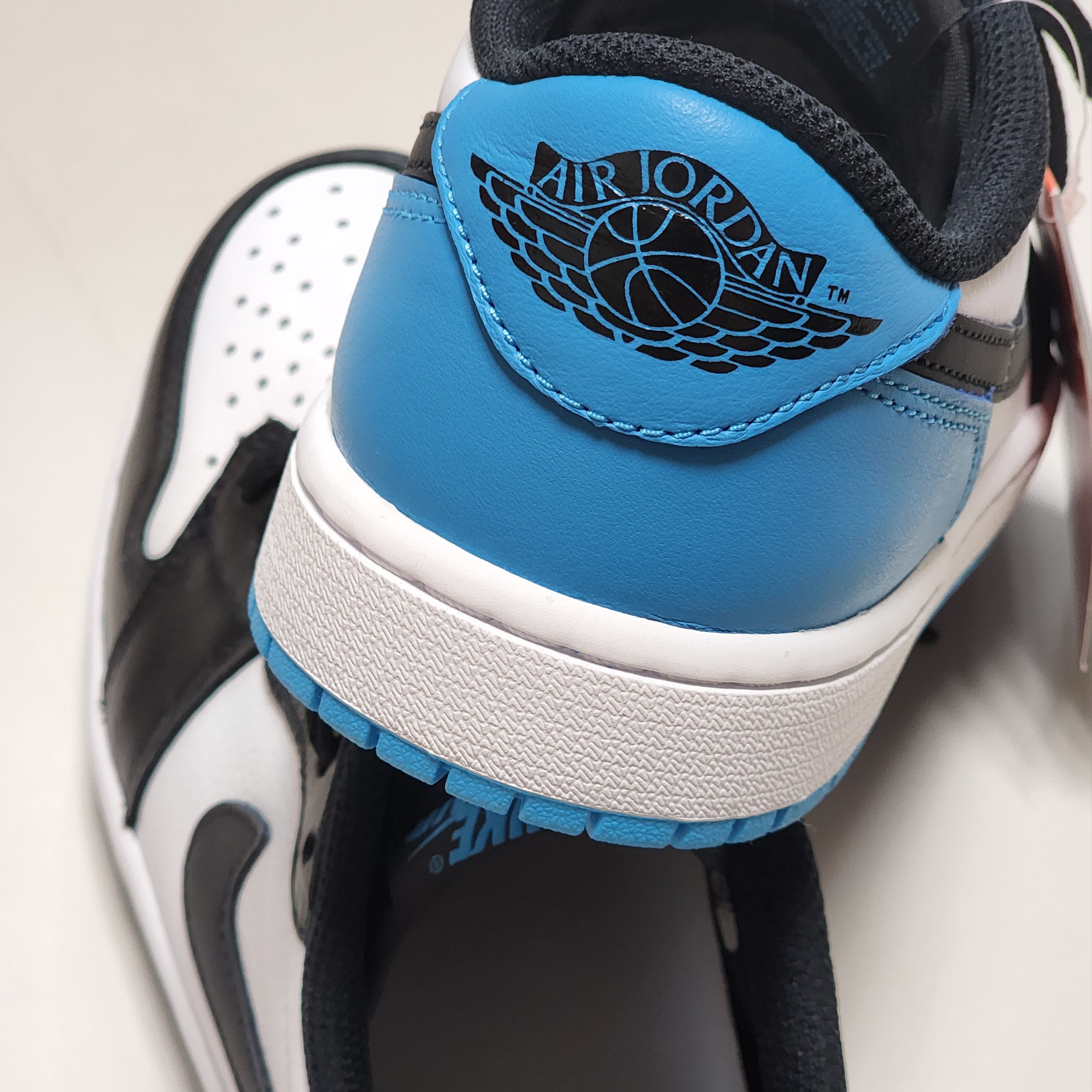 Jordan 1 Retro Low OG Black and Dark Powder Blue 착용 스타일 - 2
