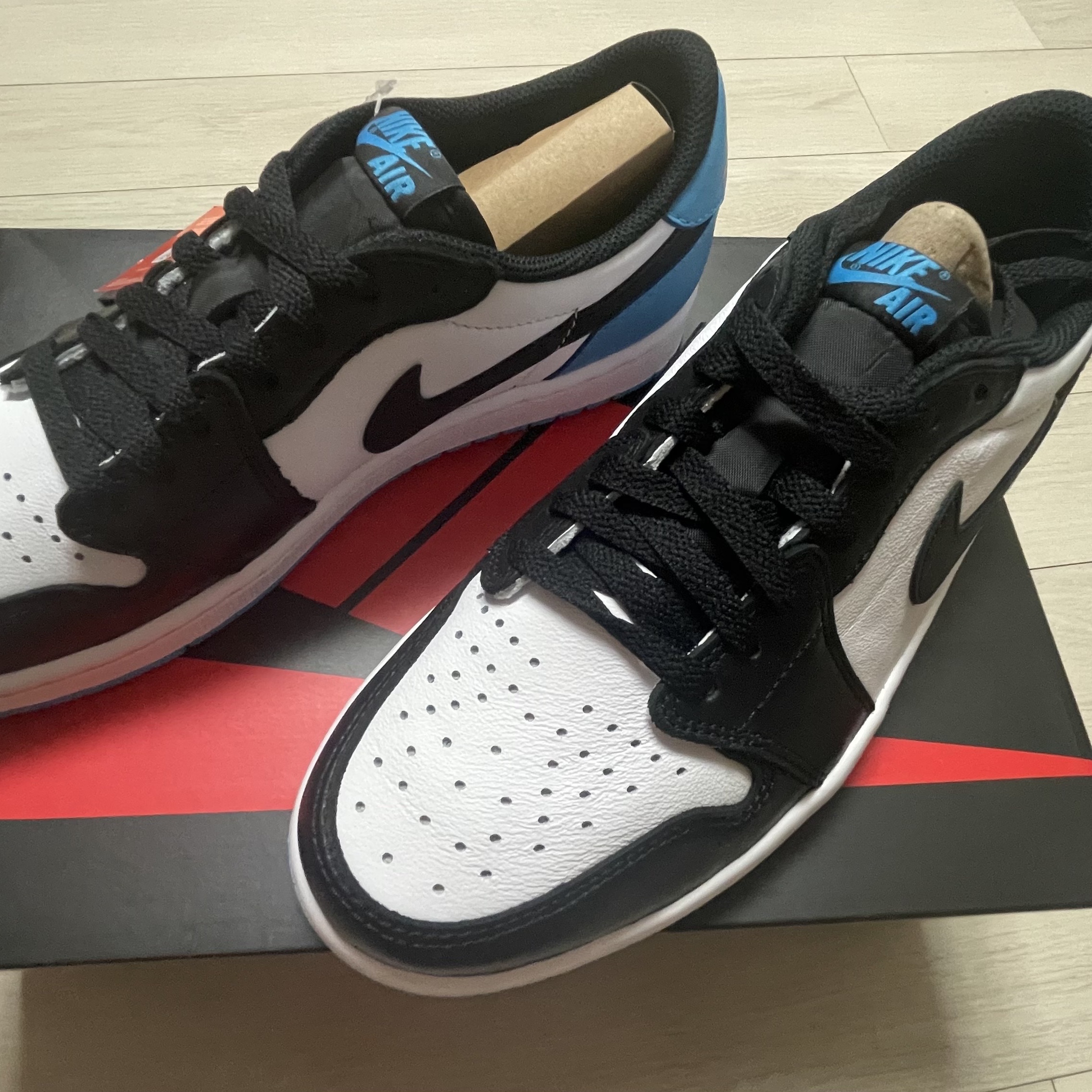 Jordan 1 Retro Low OG Black and Dark Powder Blue 착용 스타일