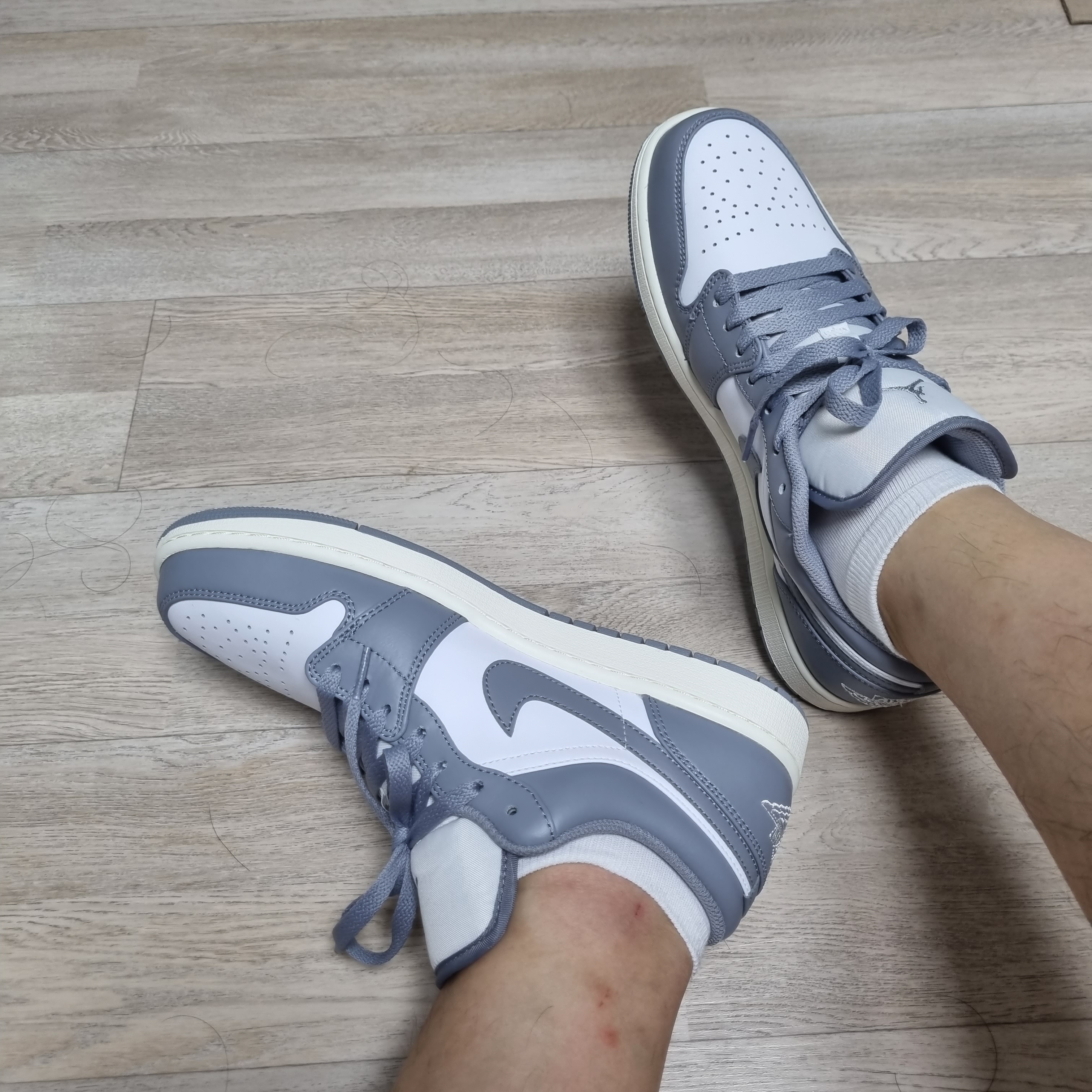 Jordan 1 Low Stealth and White 착용 스타일 - 2