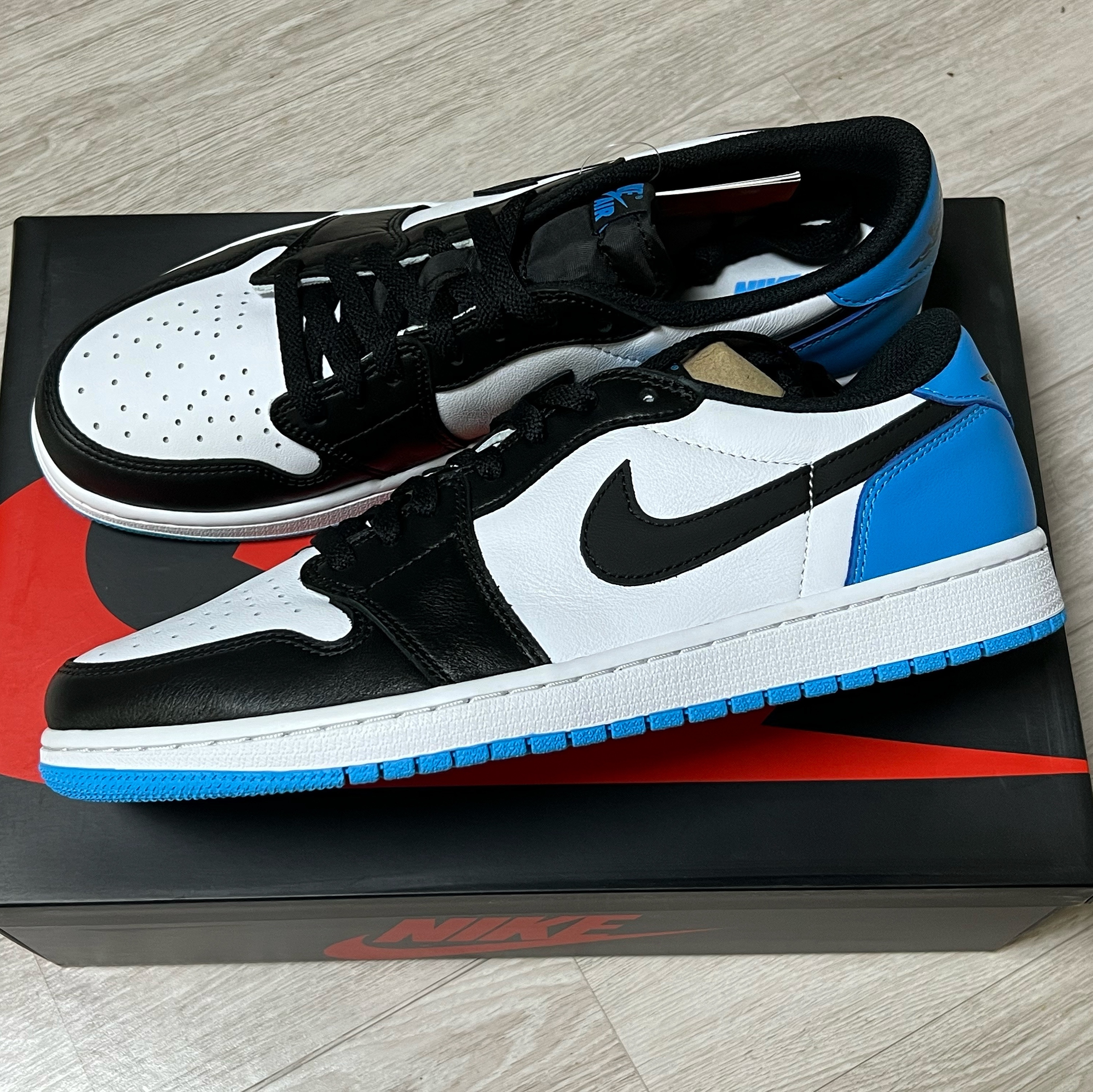 Jordan 1 Retro Low OG Black and Dark Powder Blue 착용 스타일