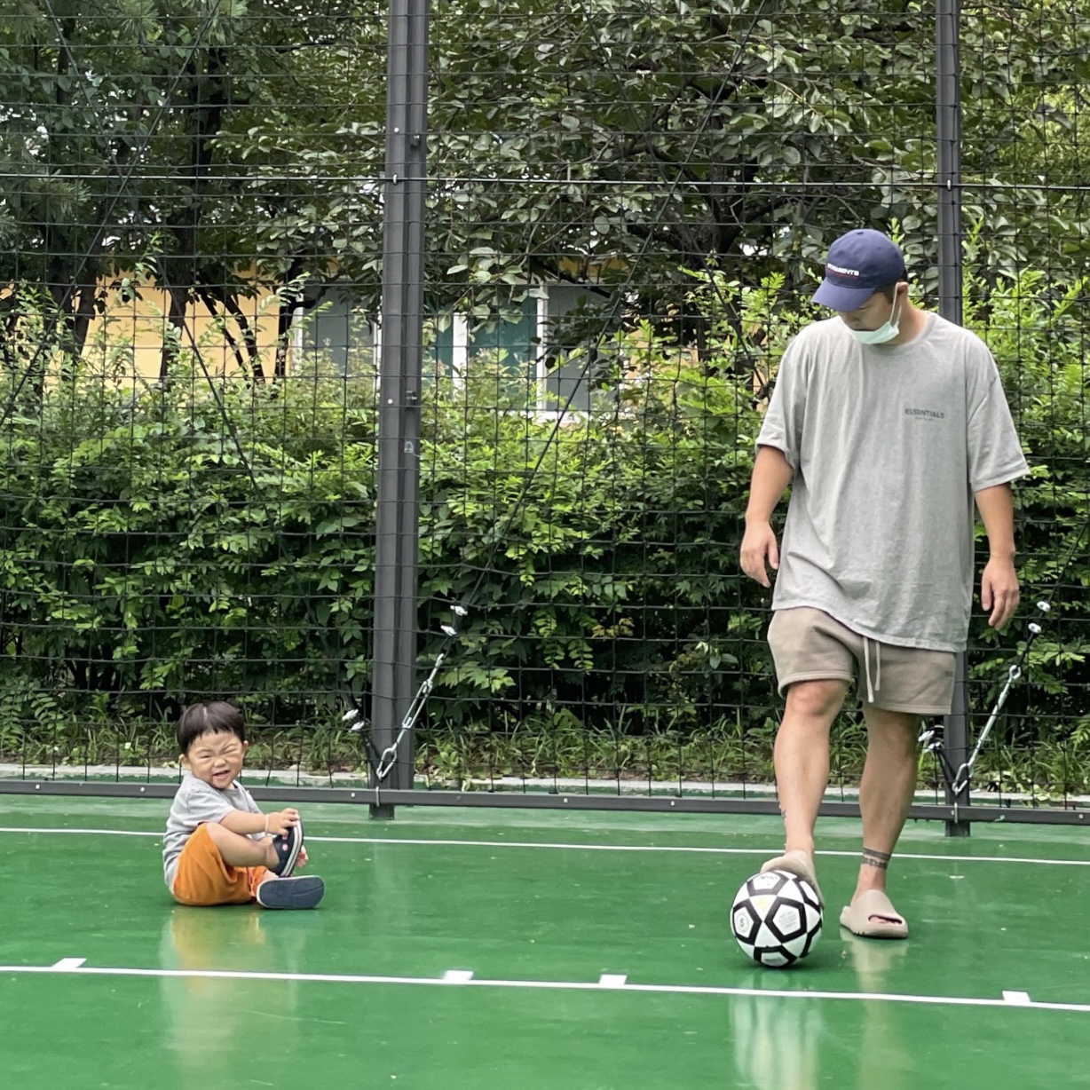 Essentials Sweatshorts Taupe - 21SS, Adidas Yeezy Slide Pure - Re-Release Ver. 착용 스타일