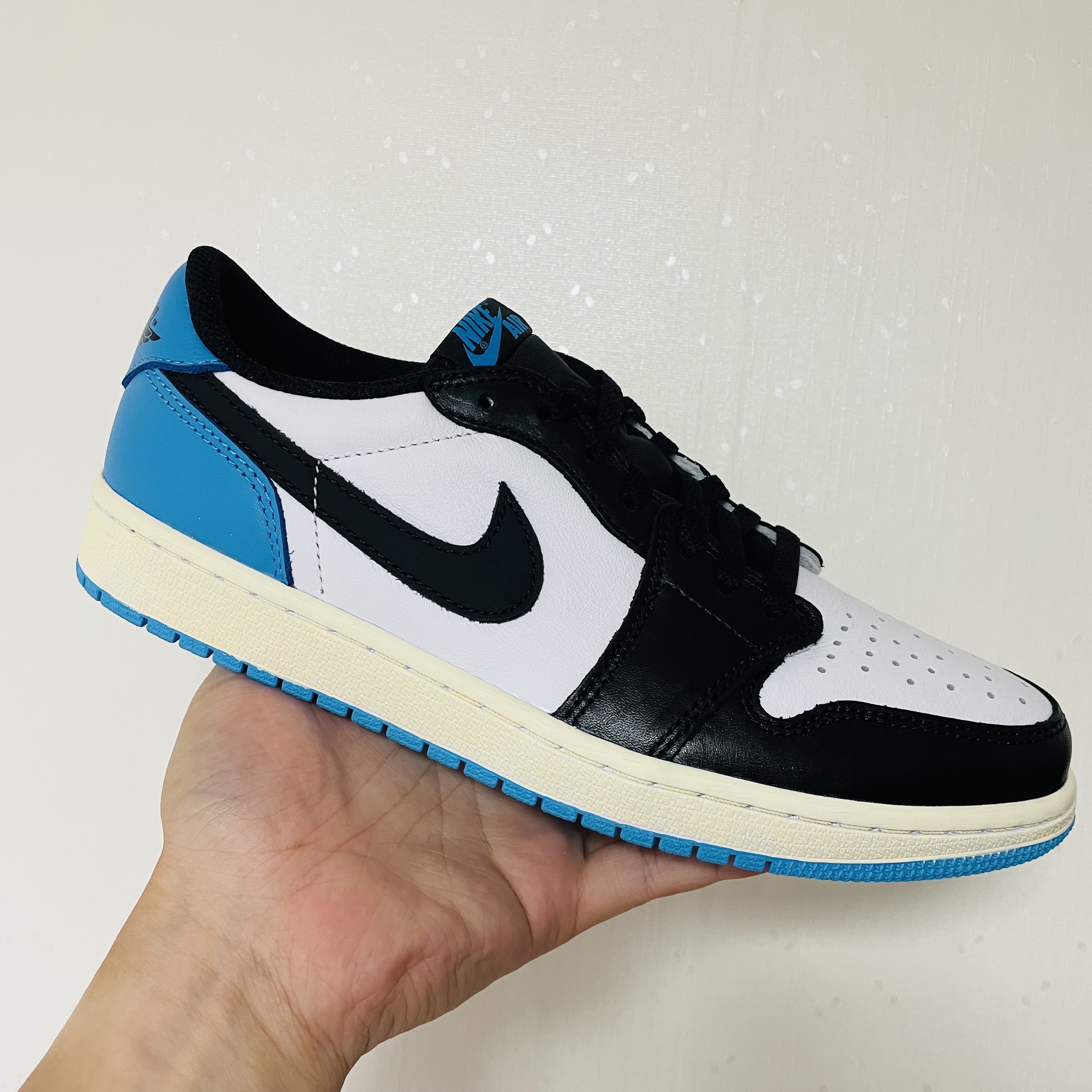 Jordan 1 Retro Low OG Black and Dark Powder Blue 착용 스타일