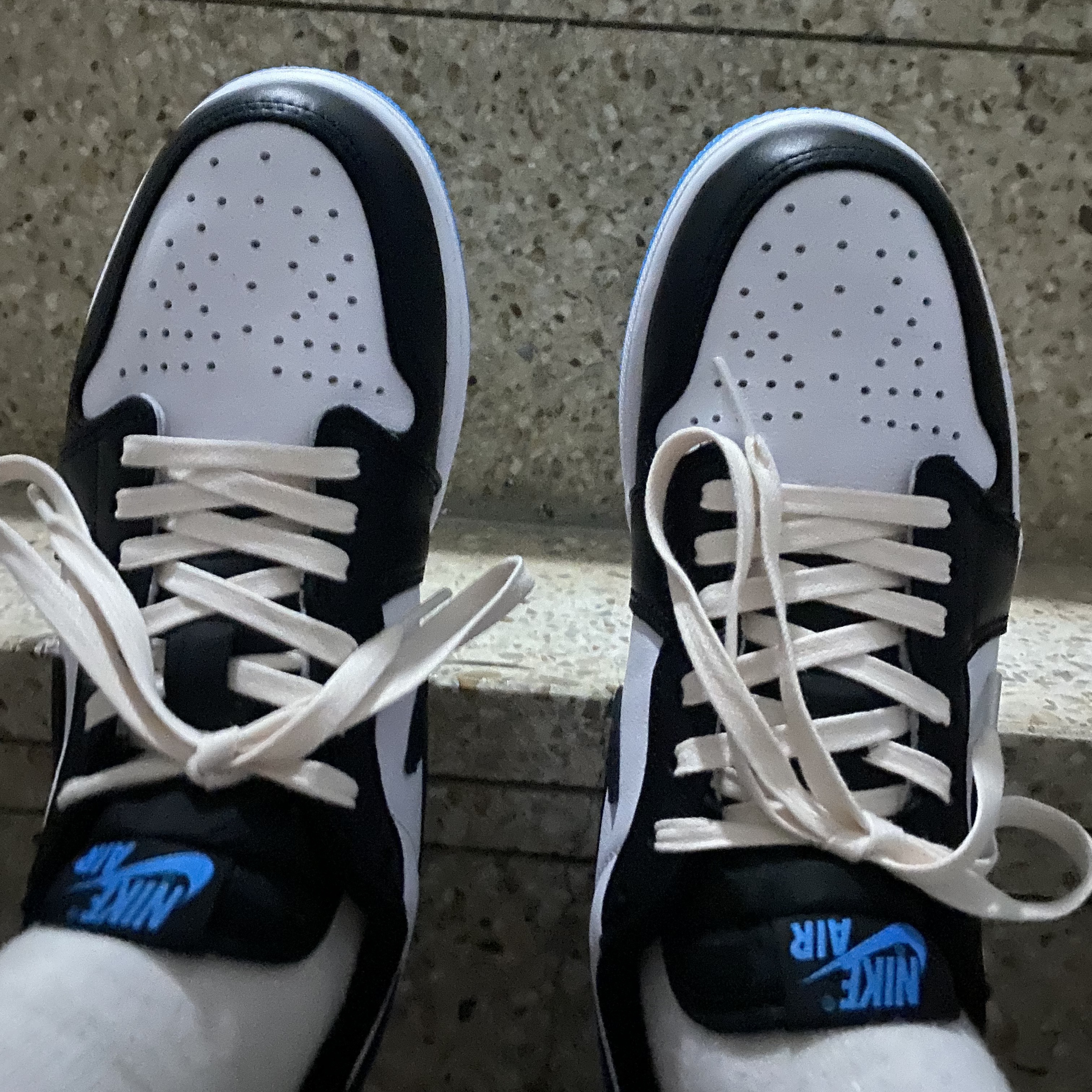 Jordan 1 Retro Low OG Black and Dark Powder Blue 착용 스타일