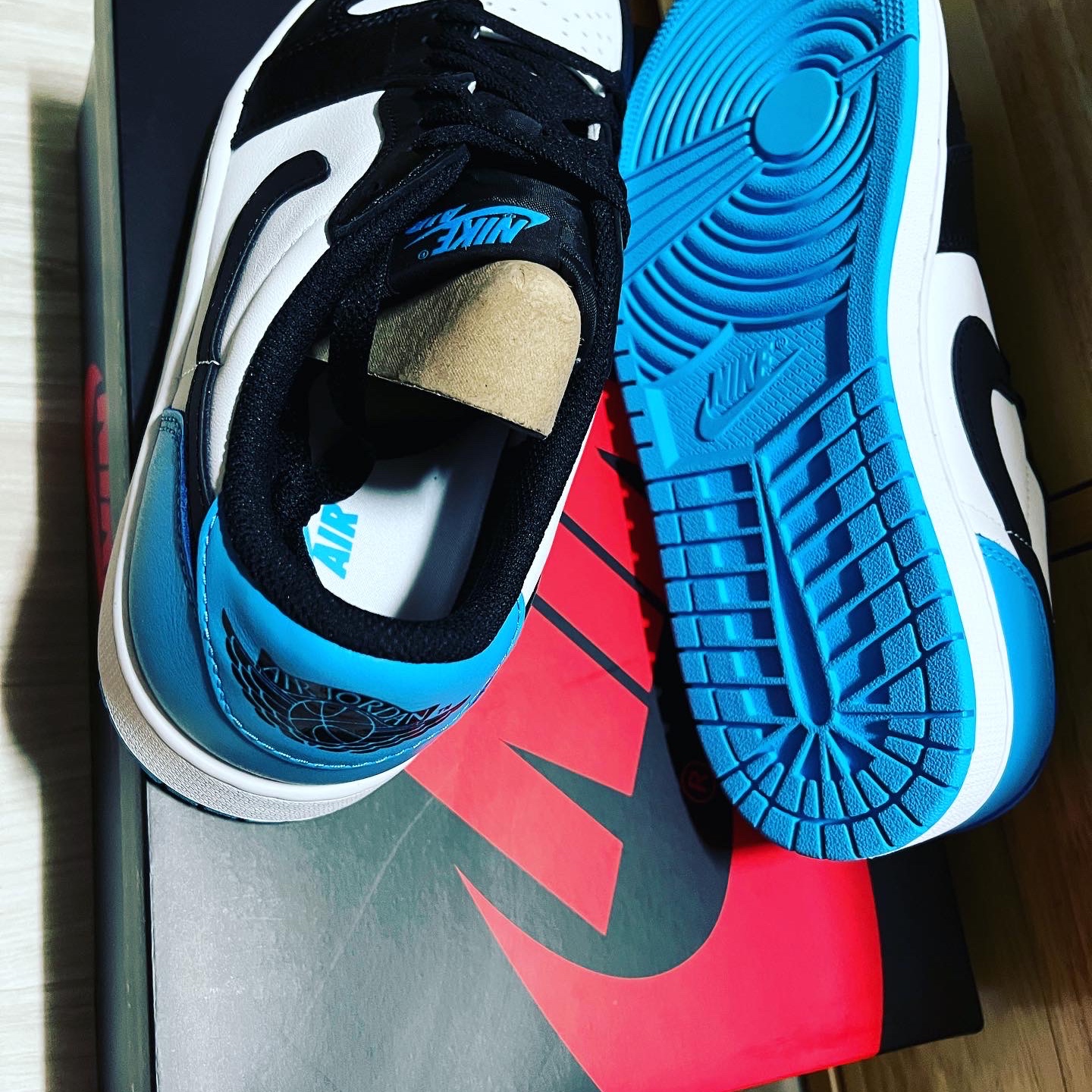 Jordan 1 Retro Low OG Black and Dark Powder Blue 착용 스타일 - 2