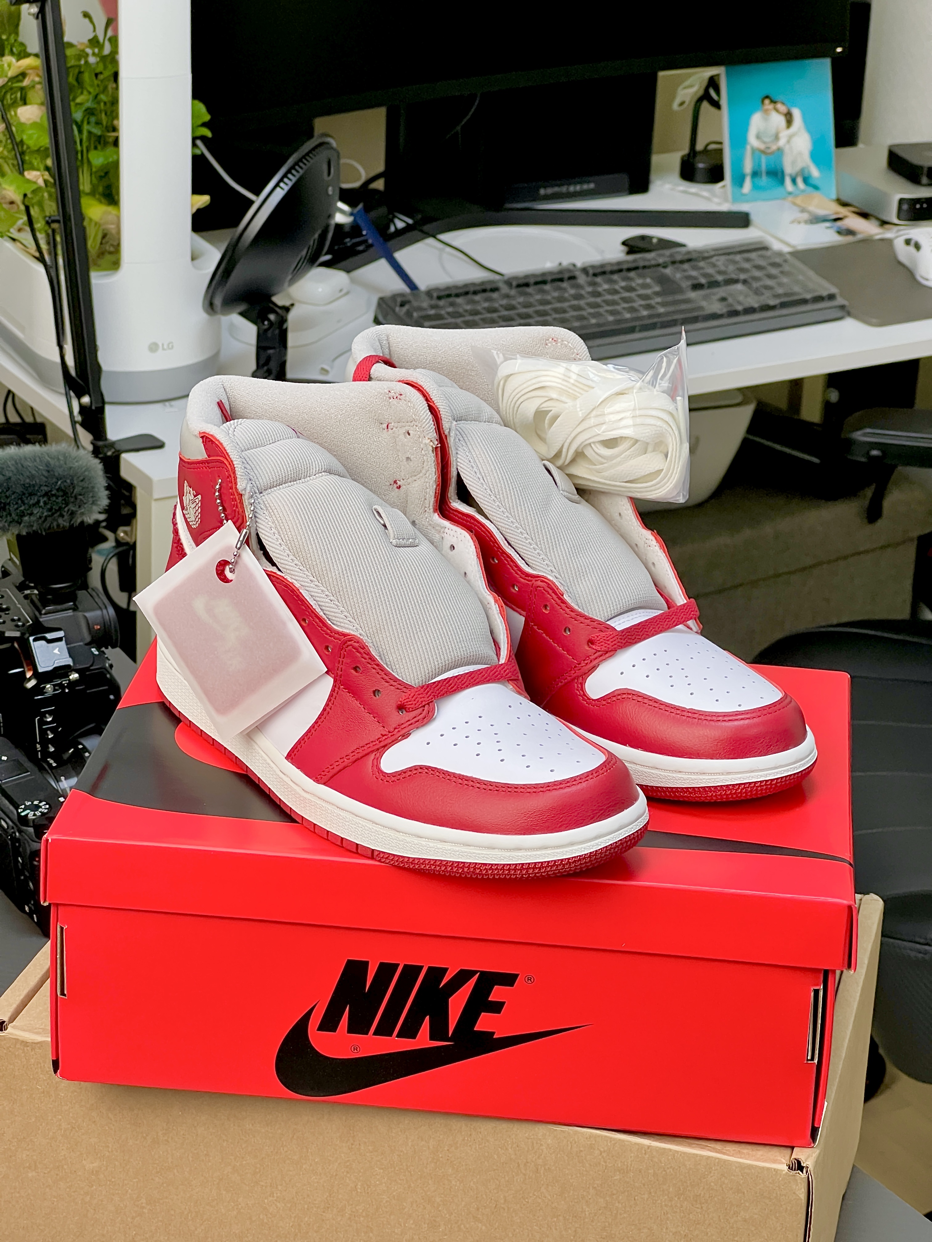 (W) Jordan 1 Retro High OG Varsity Red 착용 스타일 - 2
