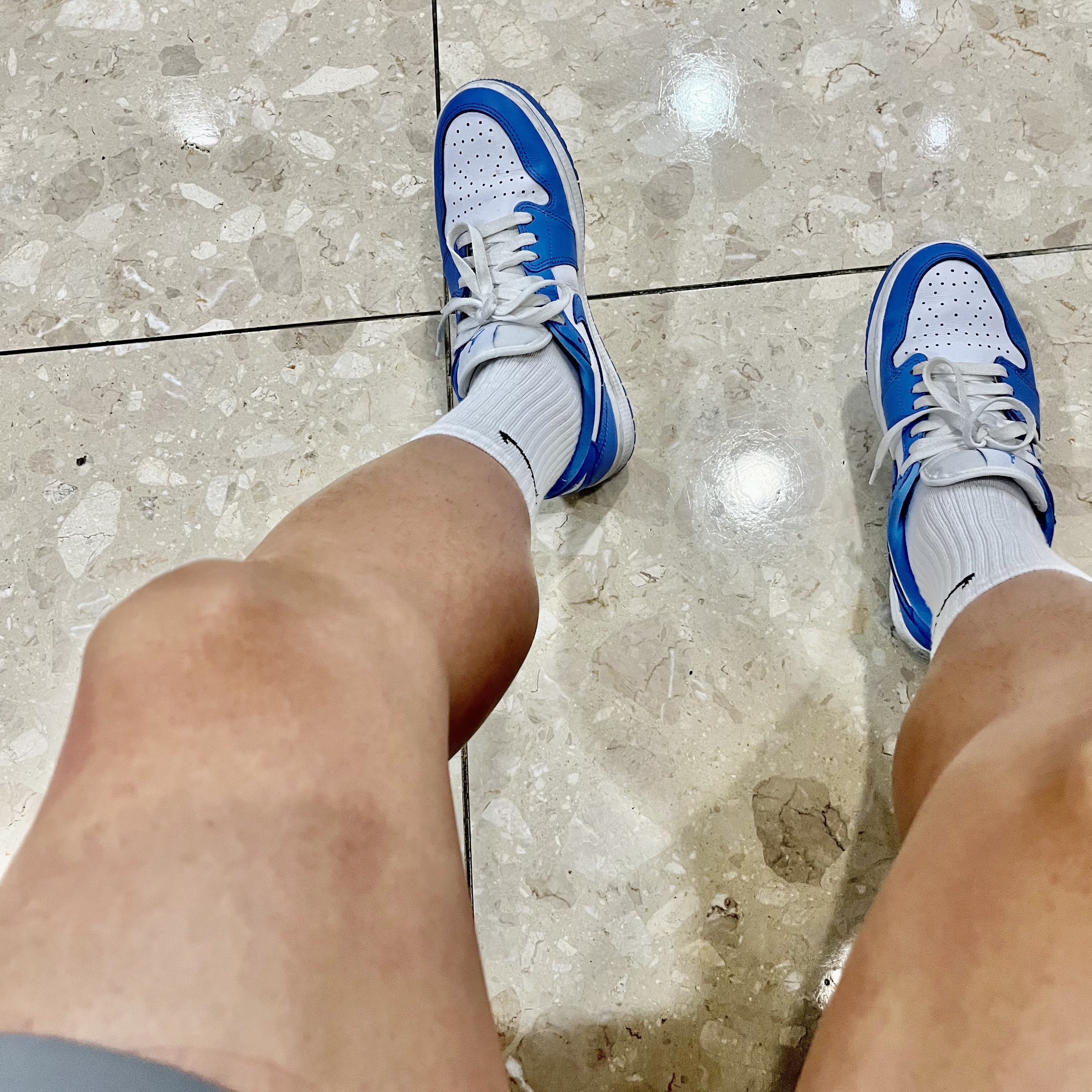 Jordan 1 Low Golf White and University Blue 착용 스타일 - 1