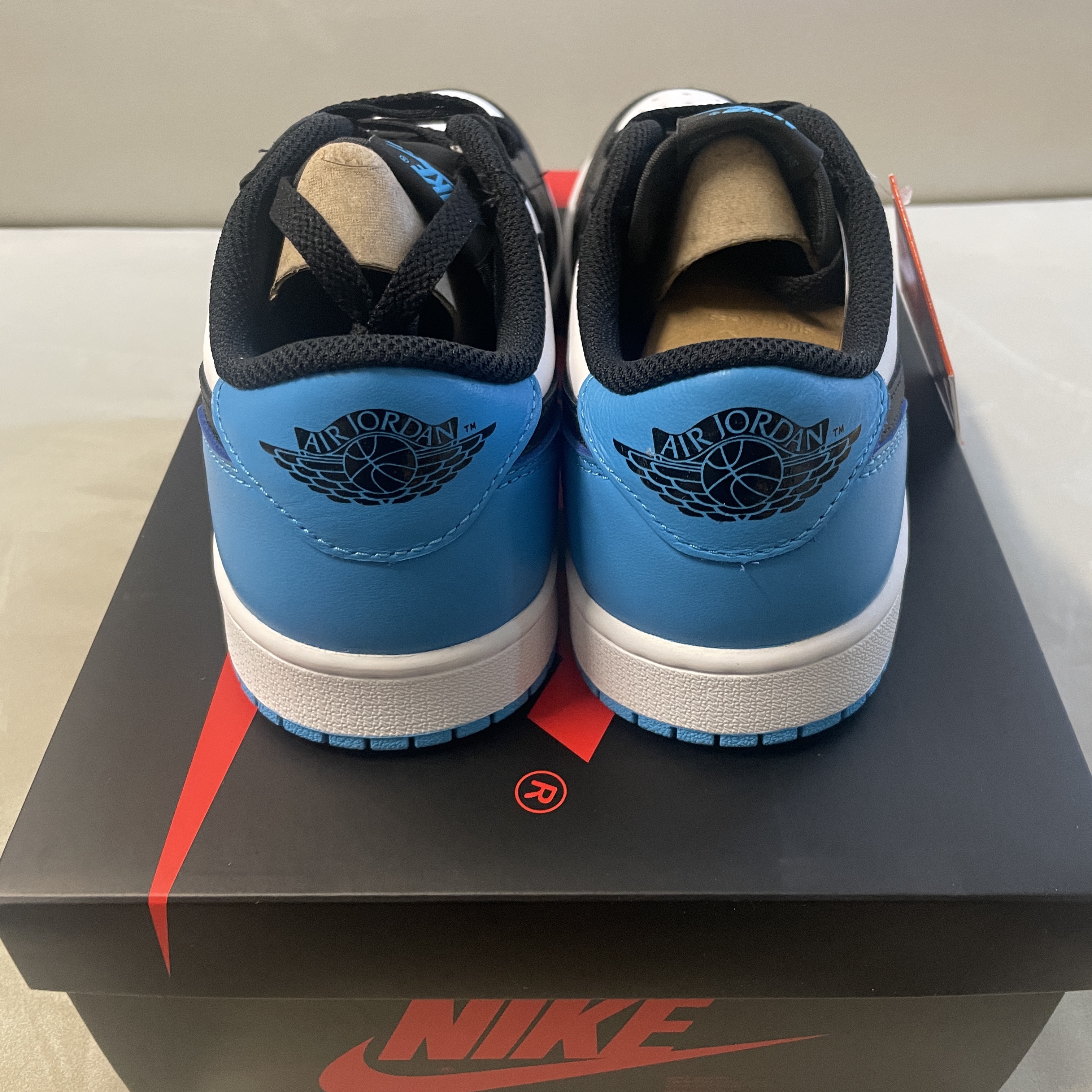 Jordan 1 Retro Low OG Black and Dark Powder Blue 착용 스타일 - 4