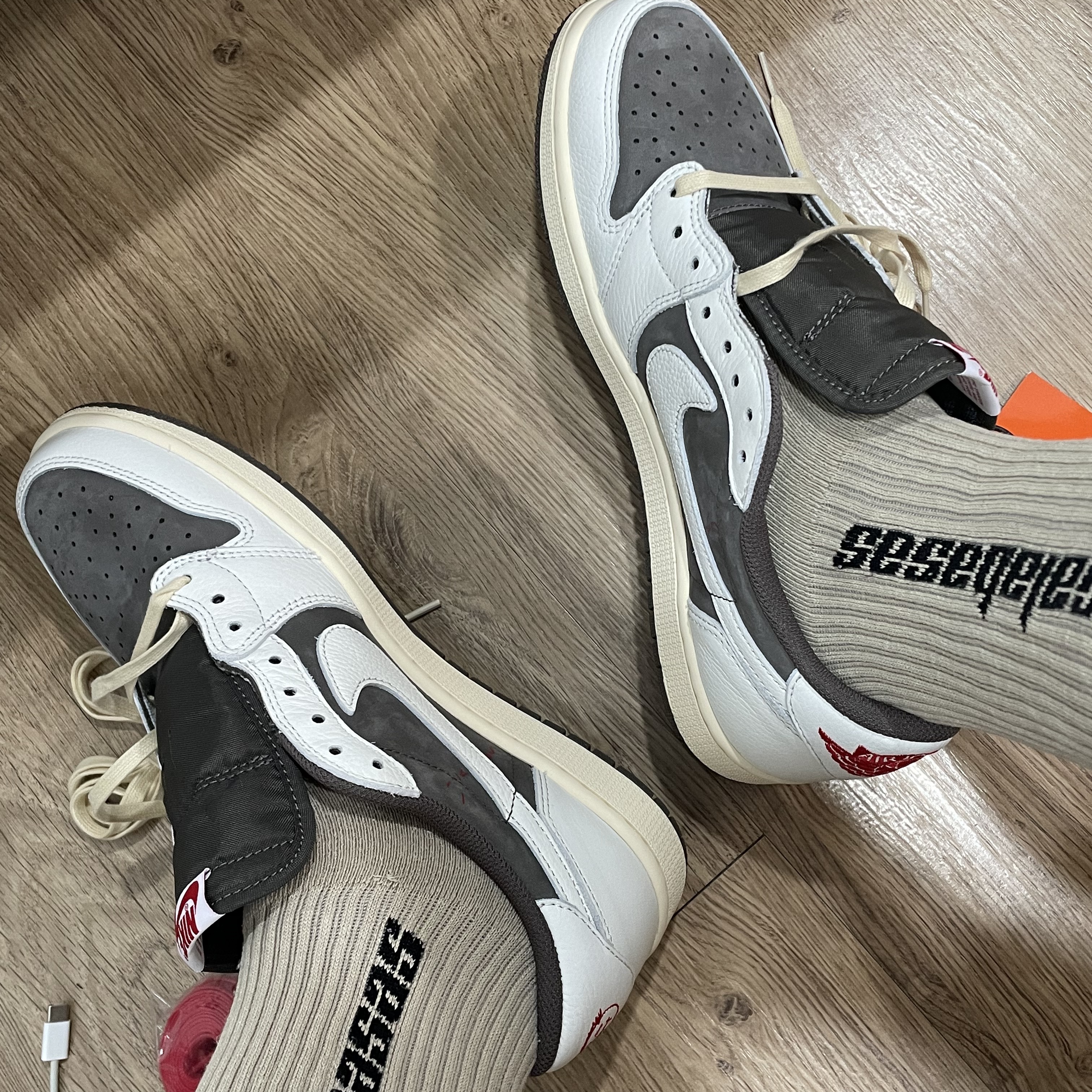 Jordan 1 x Travis Scott Retro Low OG SP Sail and Ridgerock 착용 스타일 - 1
