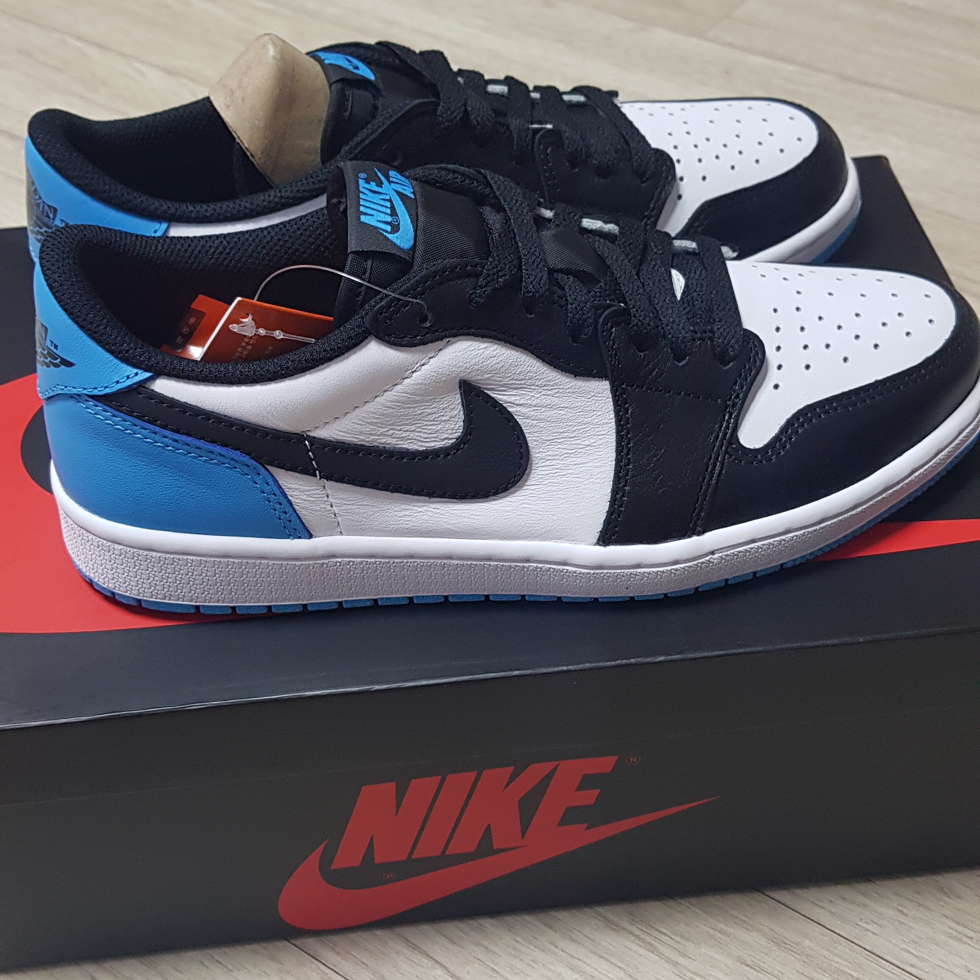 Jordan 1 Retro Low OG Black and Dark Powder Blue 착용 스타일 - 3