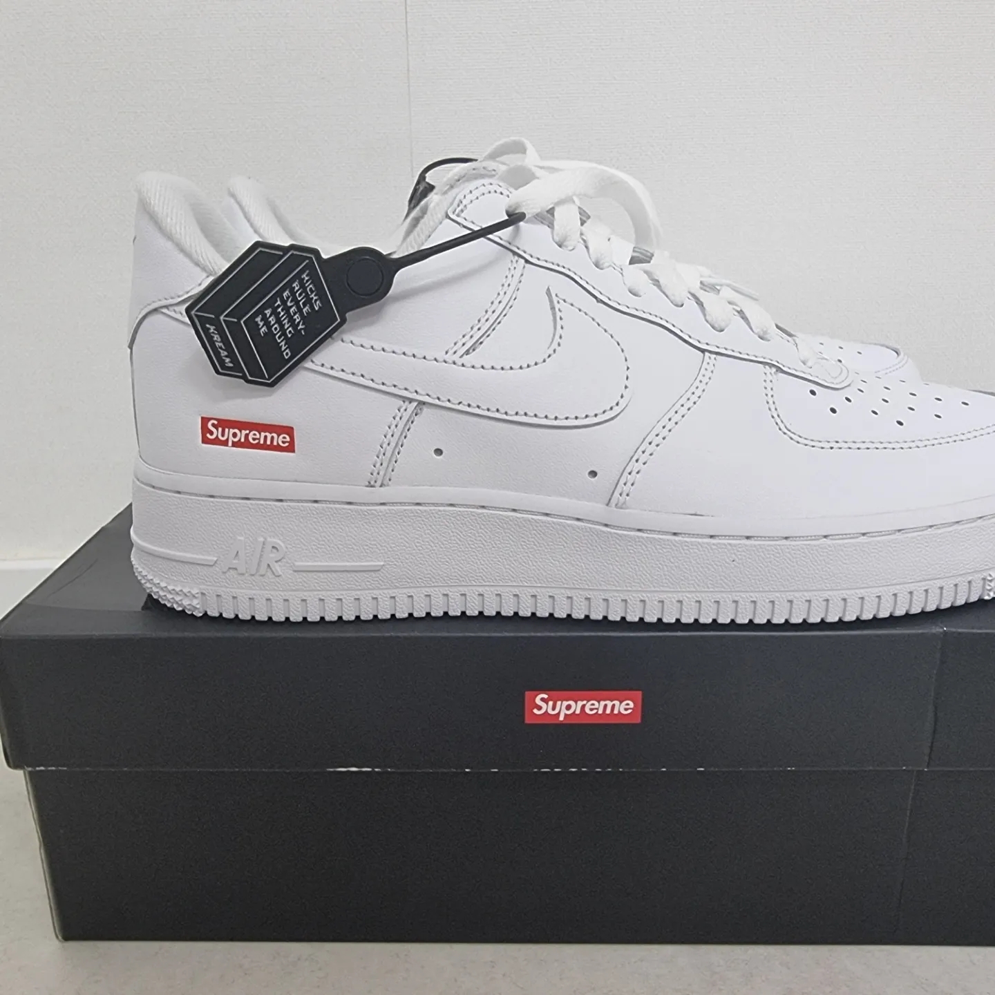 Nike x Supreme Air Force 1 Low White 착용 스타일 - 1