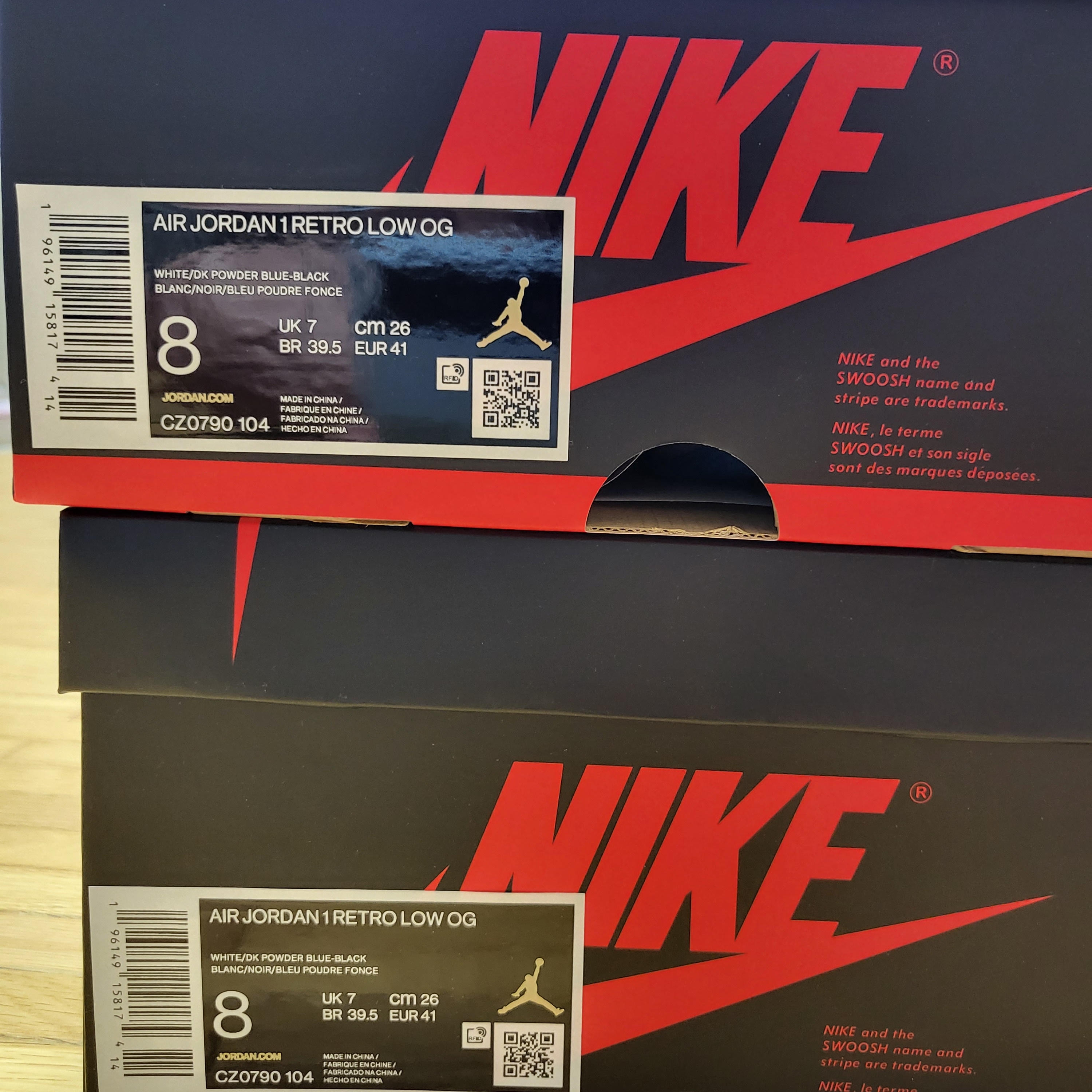Jordan 1 Retro Low OG Black and Dark Powder Blue 착용 스타일 - 1