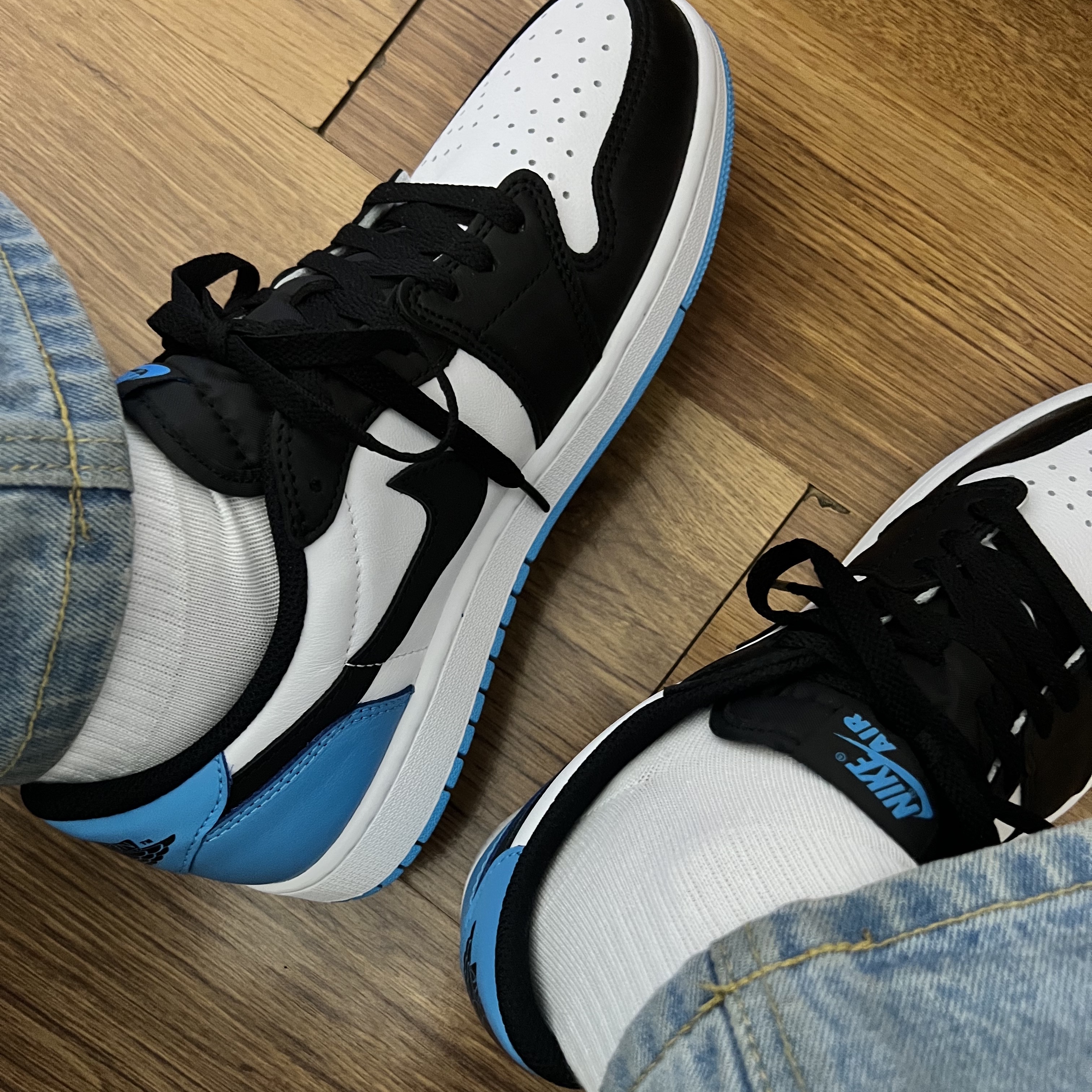 Jordan 1 Retro Low OG Black and Dark Powder Blue 착용 스타일 - 1