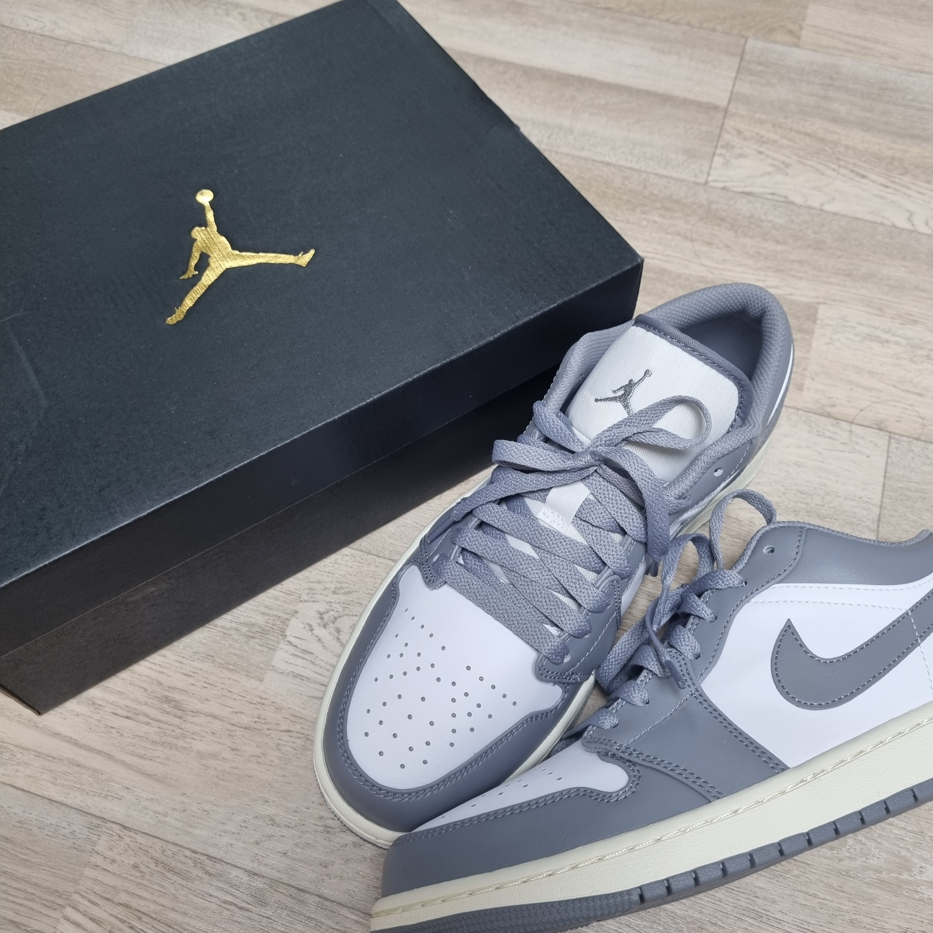 Jordan 1 Low Stealth and White 착용 스타일 - 1