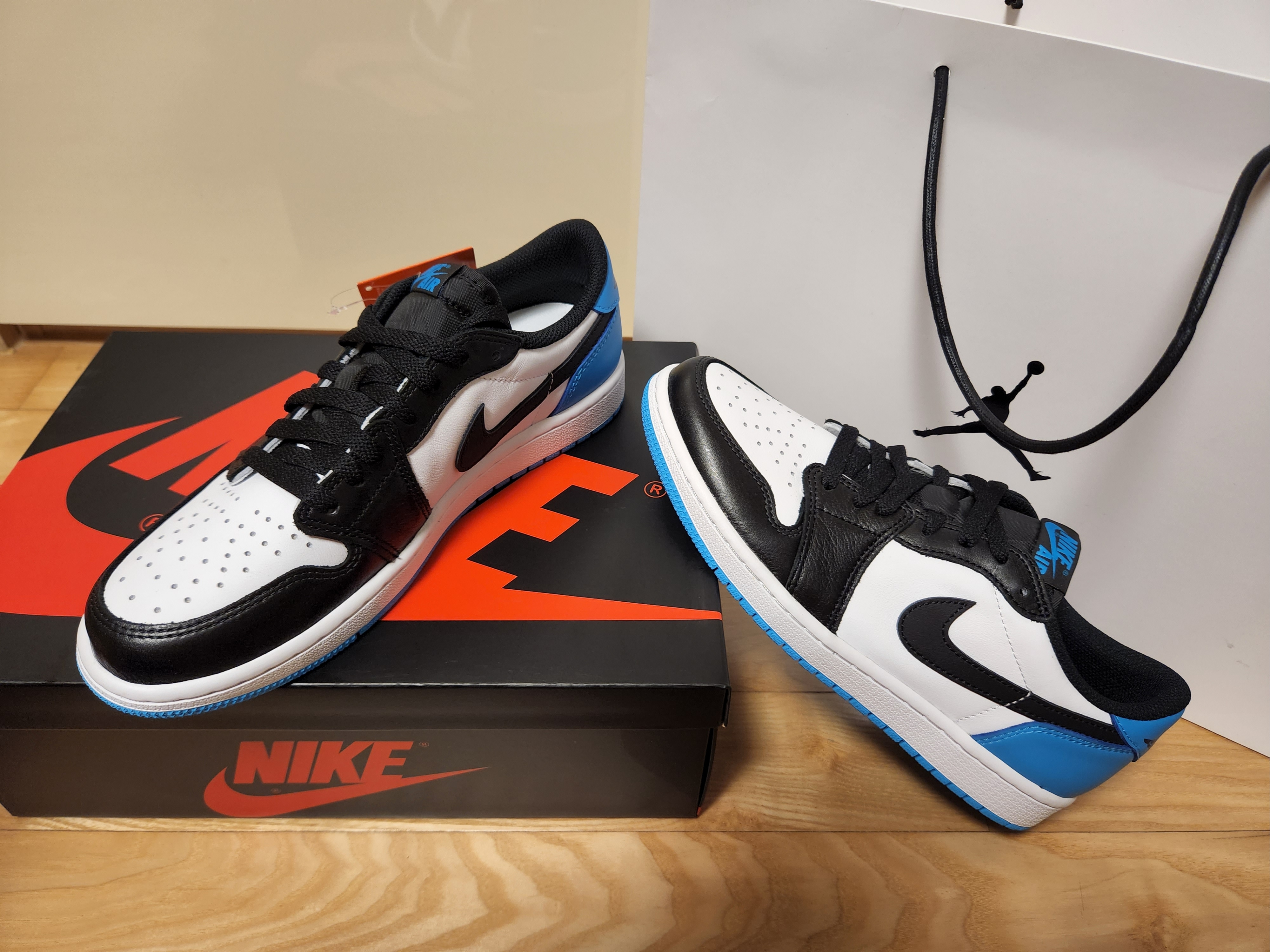 Jordan 1 Retro Low OG Black and Dark Powder Blue 착용 스타일