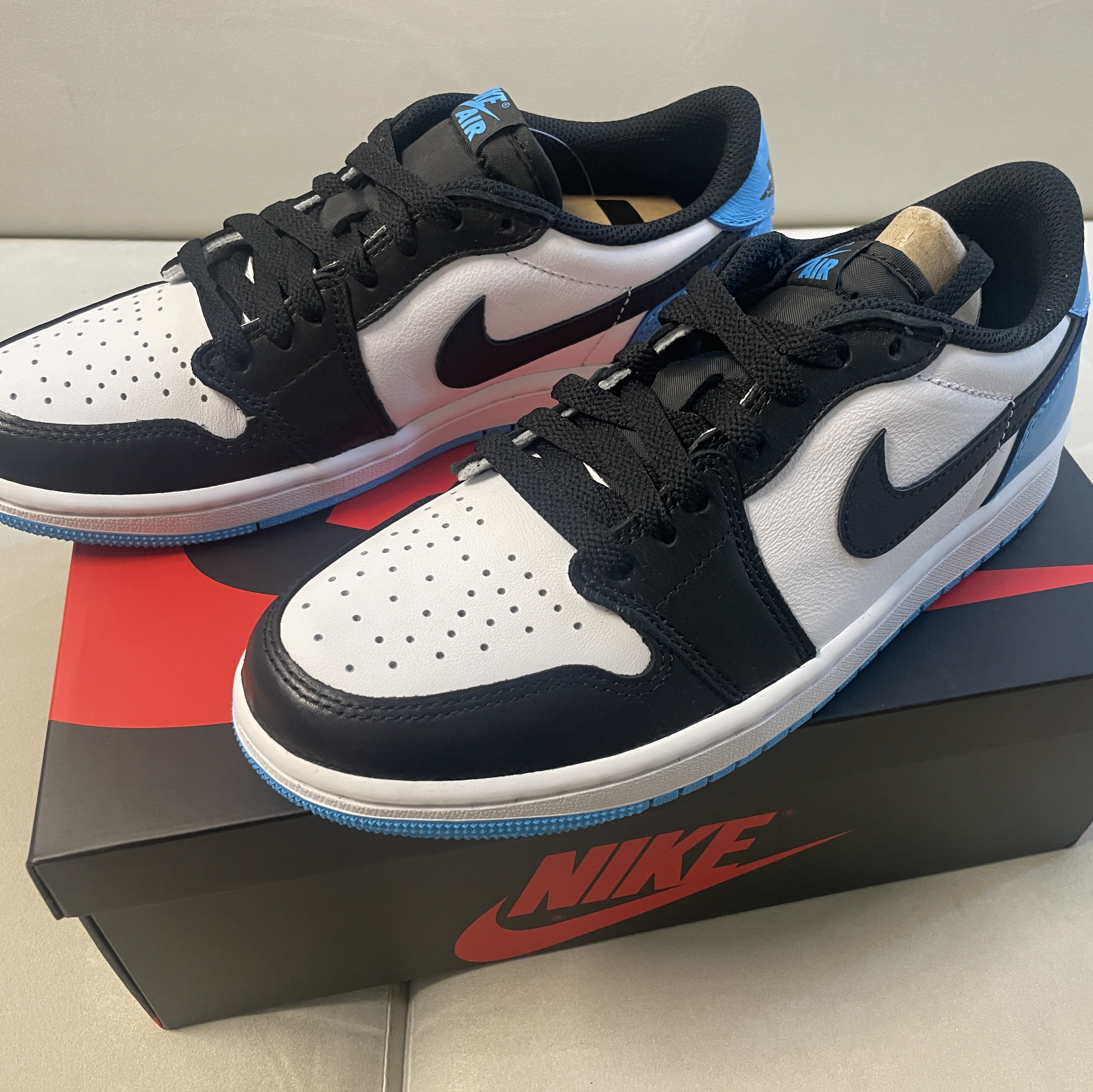 Jordan 1 Retro Low OG Black and Dark Powder Blue 착용 스타일 - 1