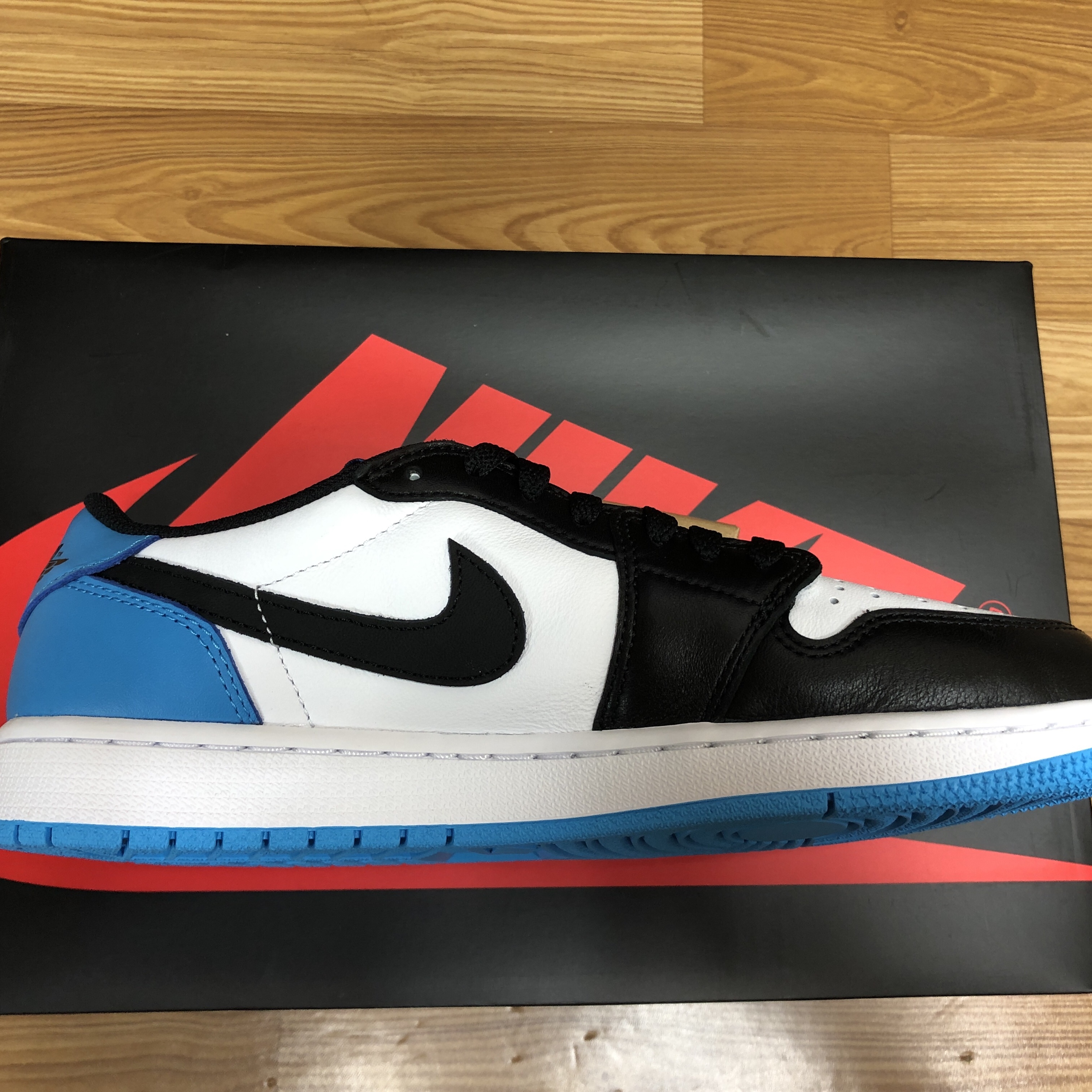 Jordan 1 Retro Low OG Black and Dark Powder Blue 착용 스타일 - 4