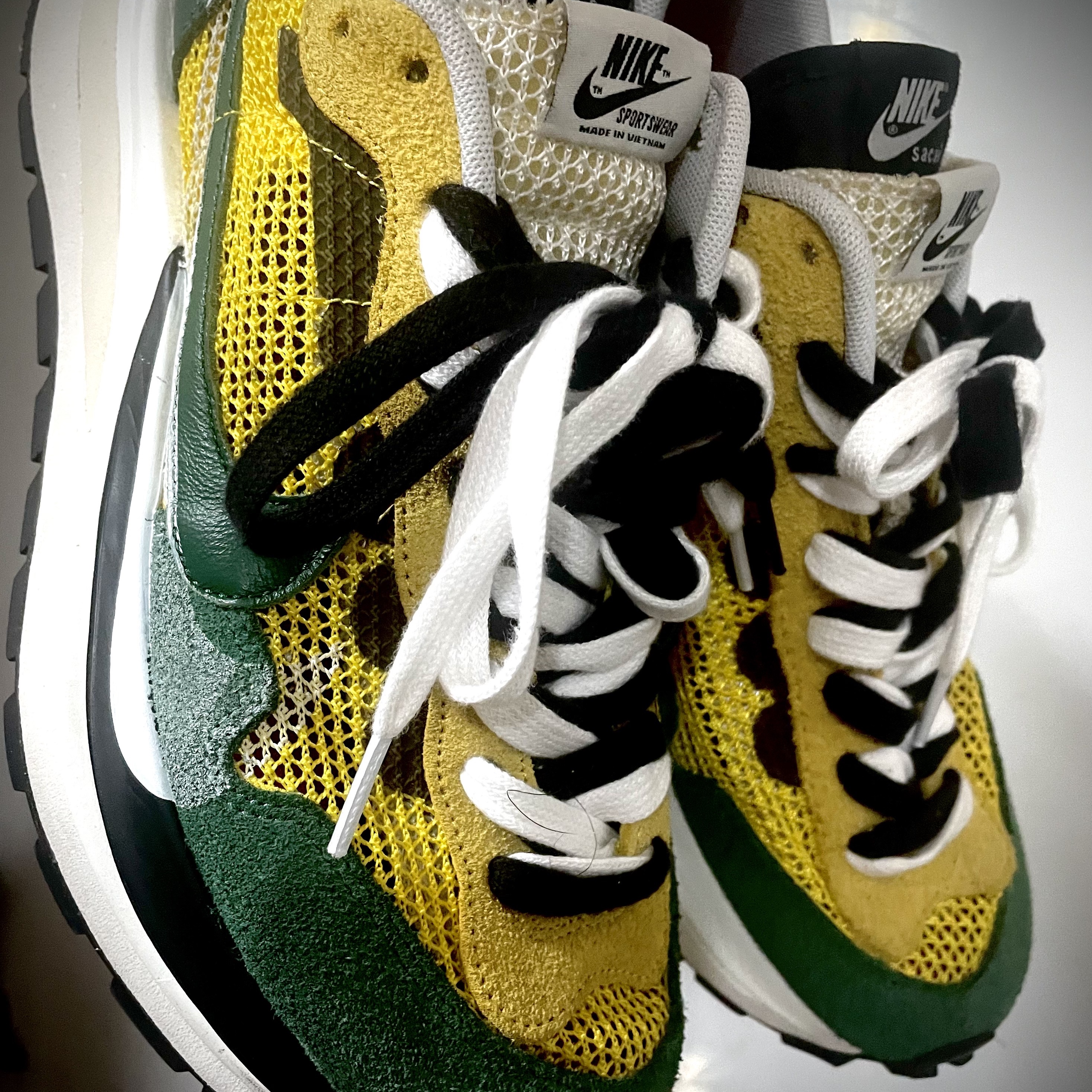 Nike x Sacai VaporWaffle Tour Yellow & Gorge Green Sail 착용 스타일 - 1