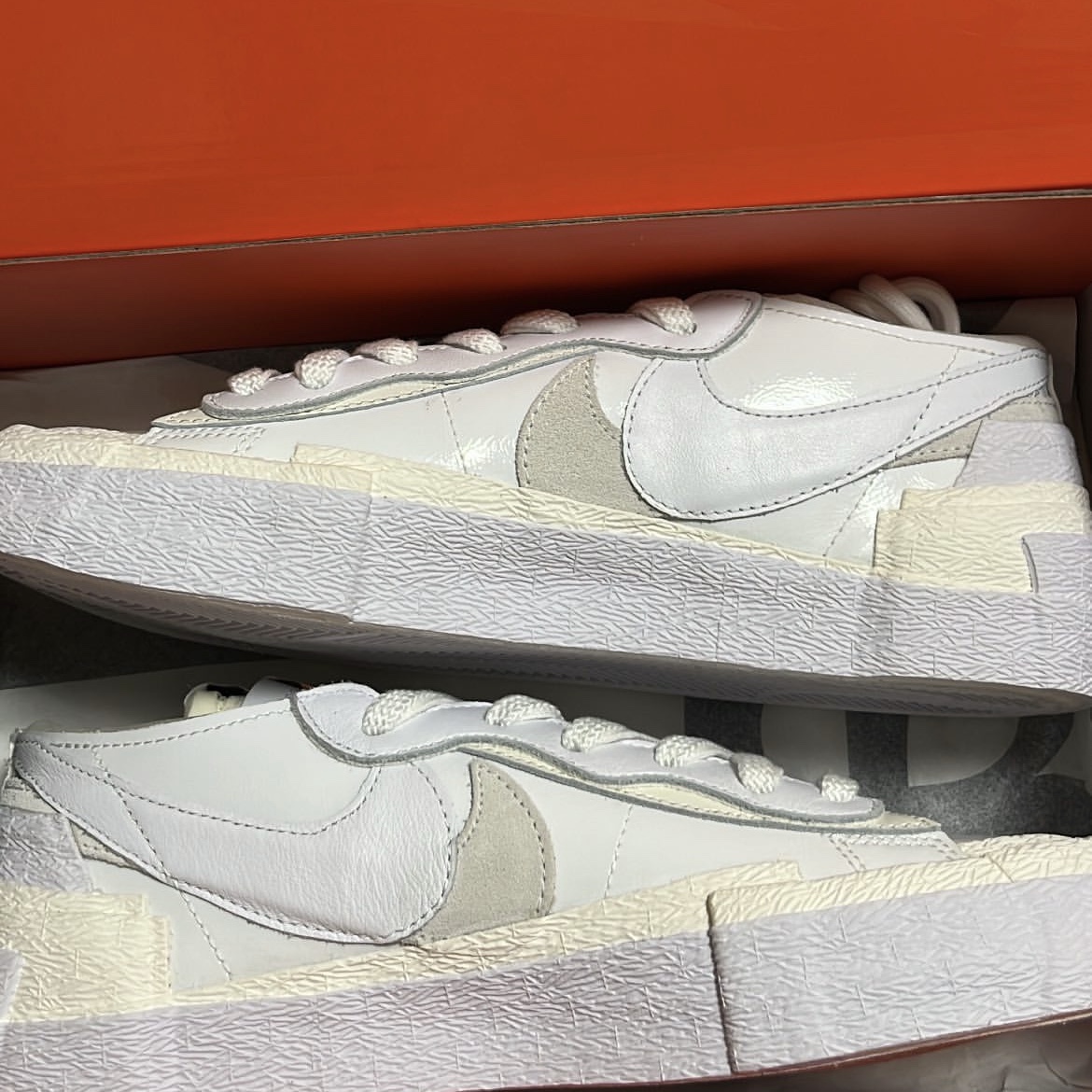 Nike x Sacai Blazer Low White Patent Leather 착용 스타일 - 3