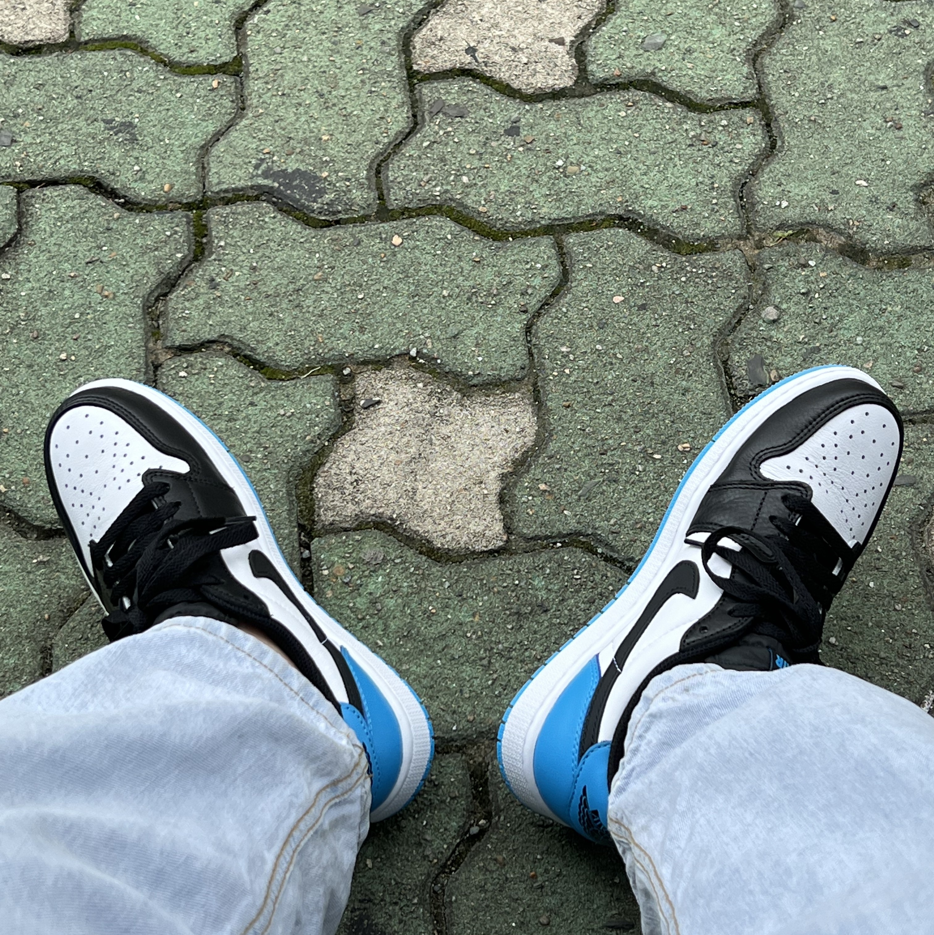 Jordan 1 Retro Low OG Black and Dark Powder Blue 착용 스타일 - 2