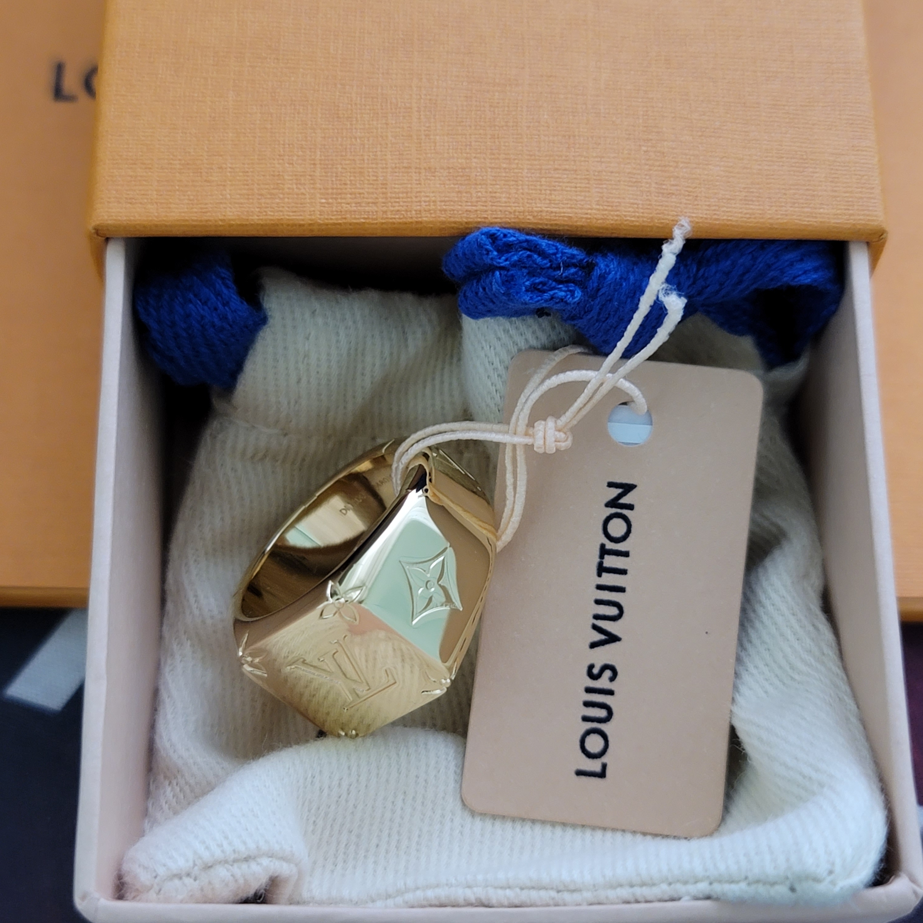 Louis Vuitton Monogram Signet Ring Gold 착용 스타일