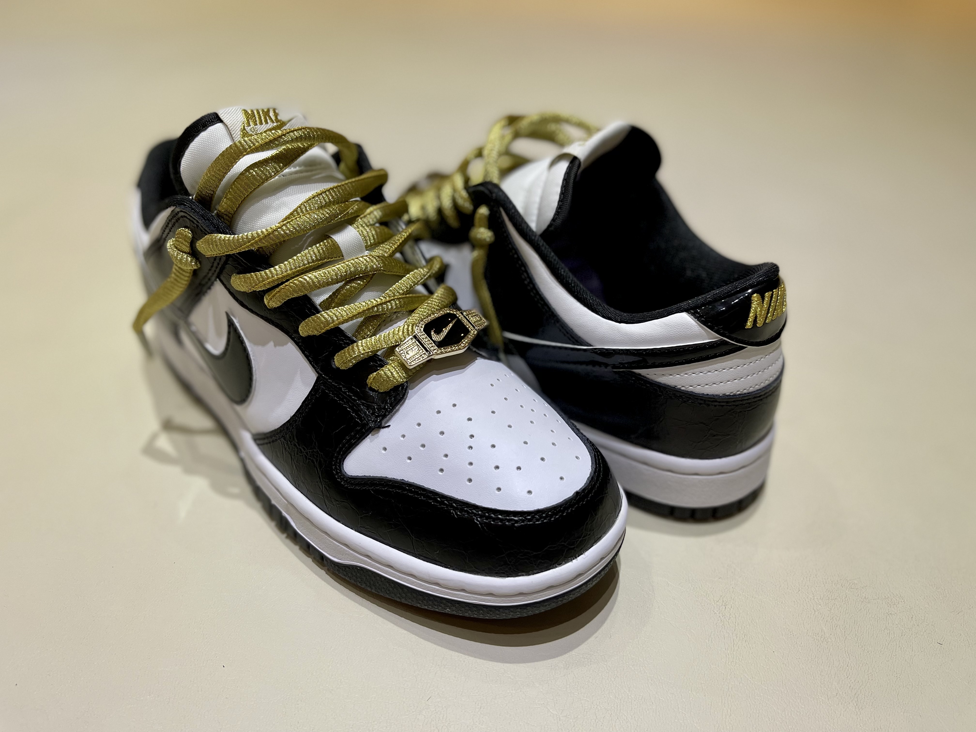 Nike Dunk Low Retro SE Black, Nike x Sean Cliver SB Dunk Low Holiday Special 착용 스타일 - 3