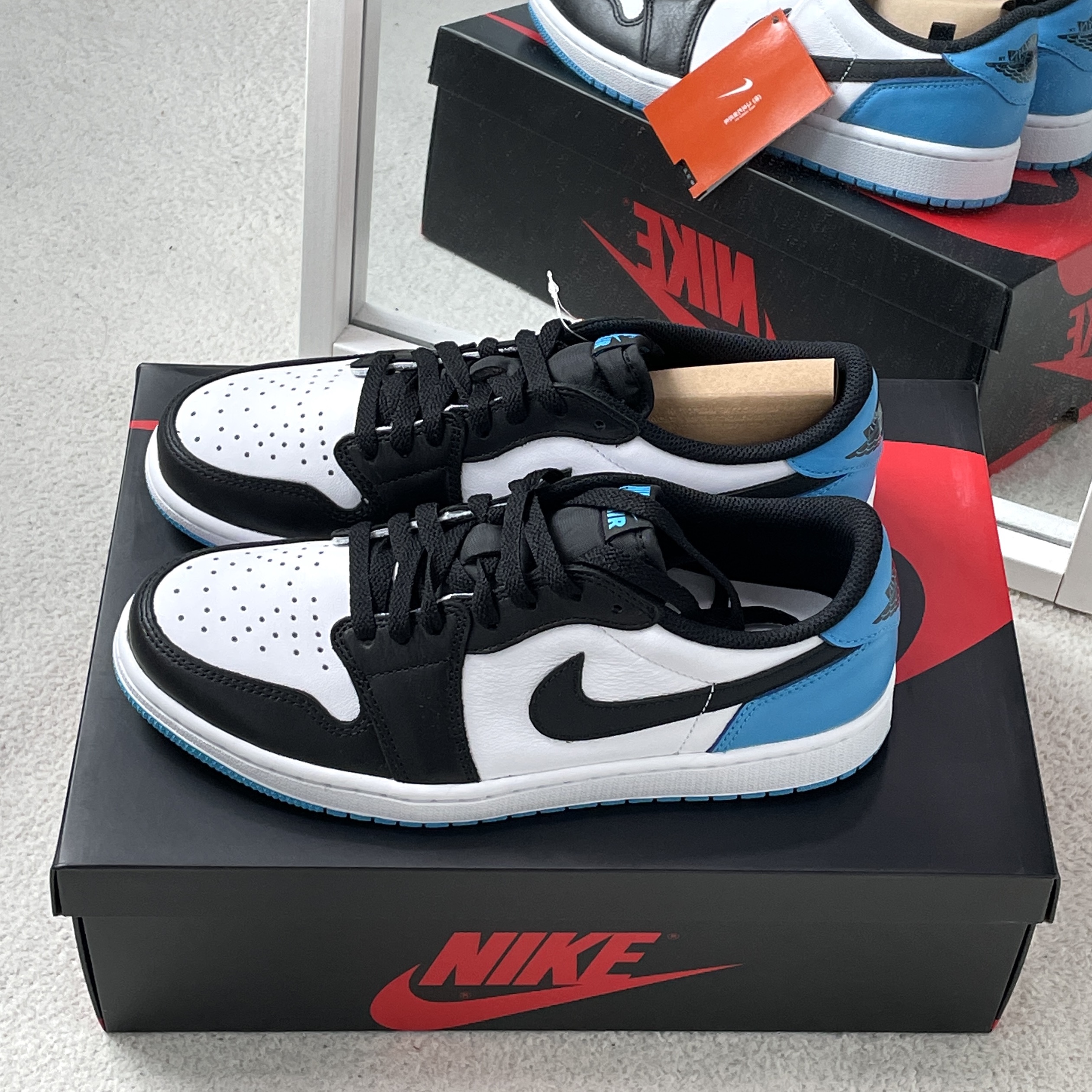 Jordan 1 Retro Low OG Black and Dark Powder Blue 착용 스타일 - 2