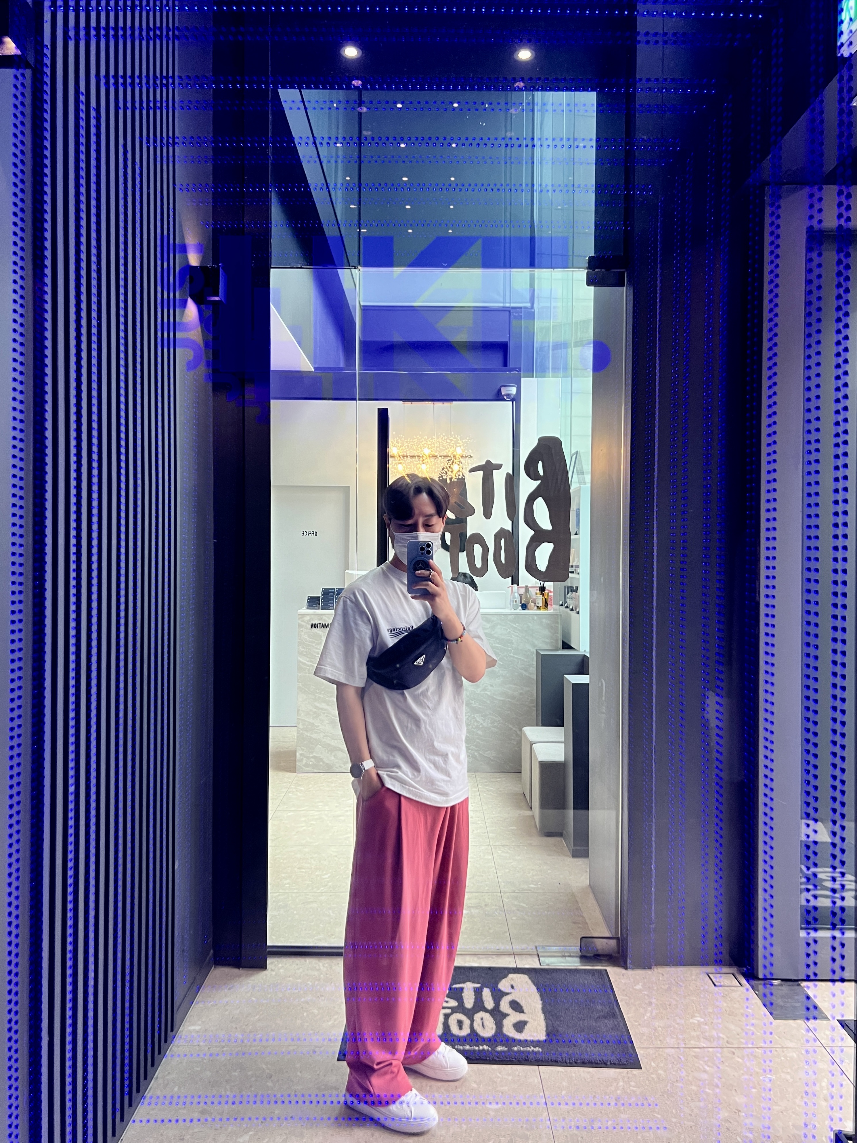 Balenciaga Political Campaign Large Fit T-Shirt White, (W) Louis Vuitton Time Out Sneakers White 착용 스타일 - 3