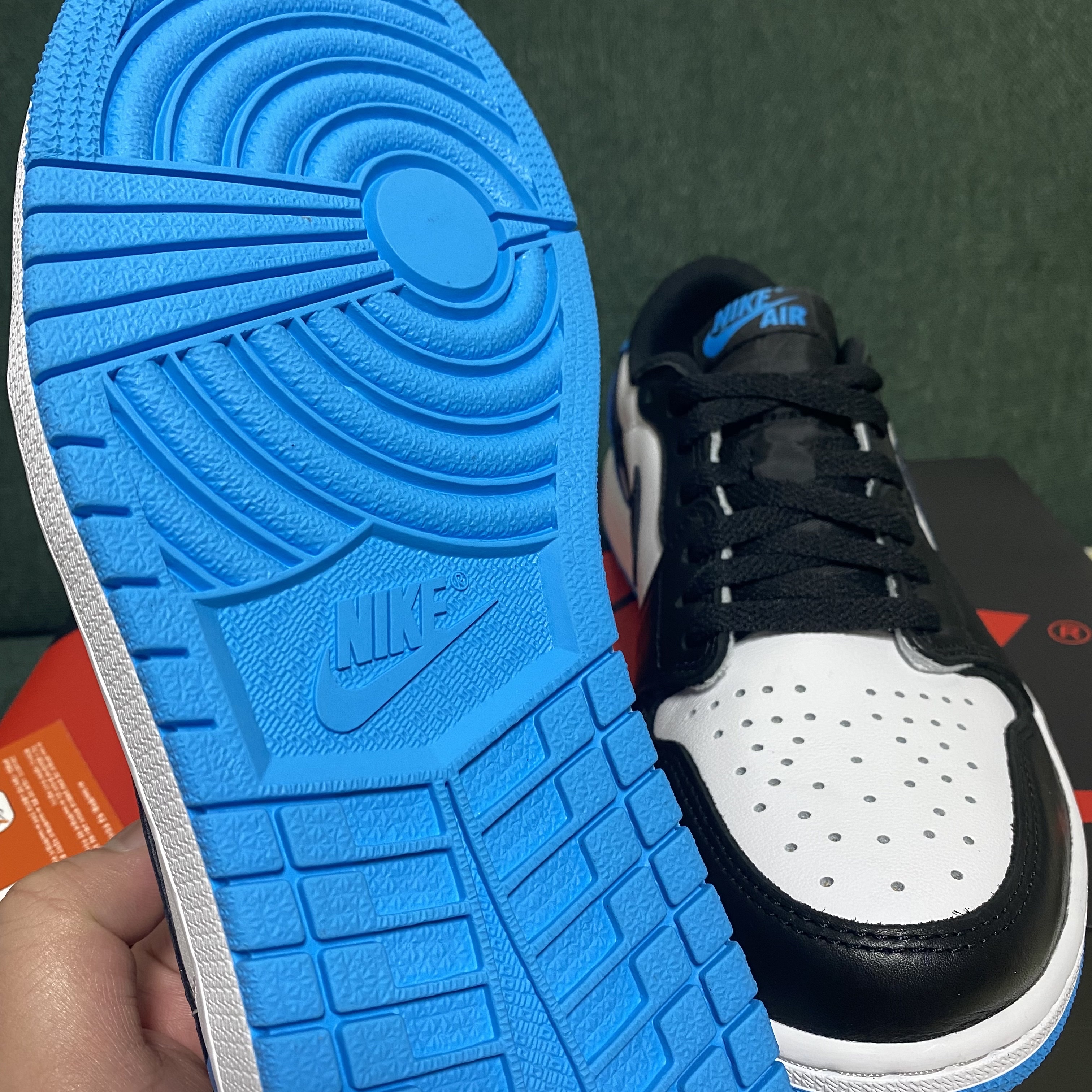 Jordan 1 Retro Low OG Black and Dark Powder Blue 착용 스타일 - 2