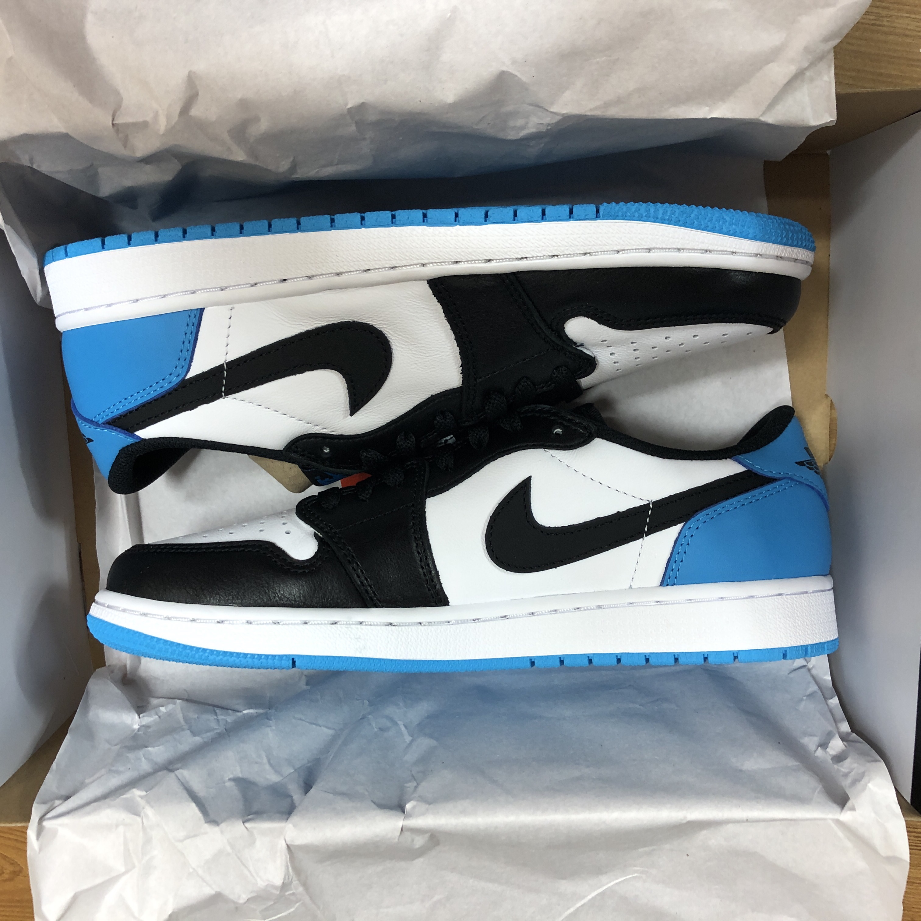 Jordan 1 Retro Low OG Black and Dark Powder Blue 착용 스타일 - 2
