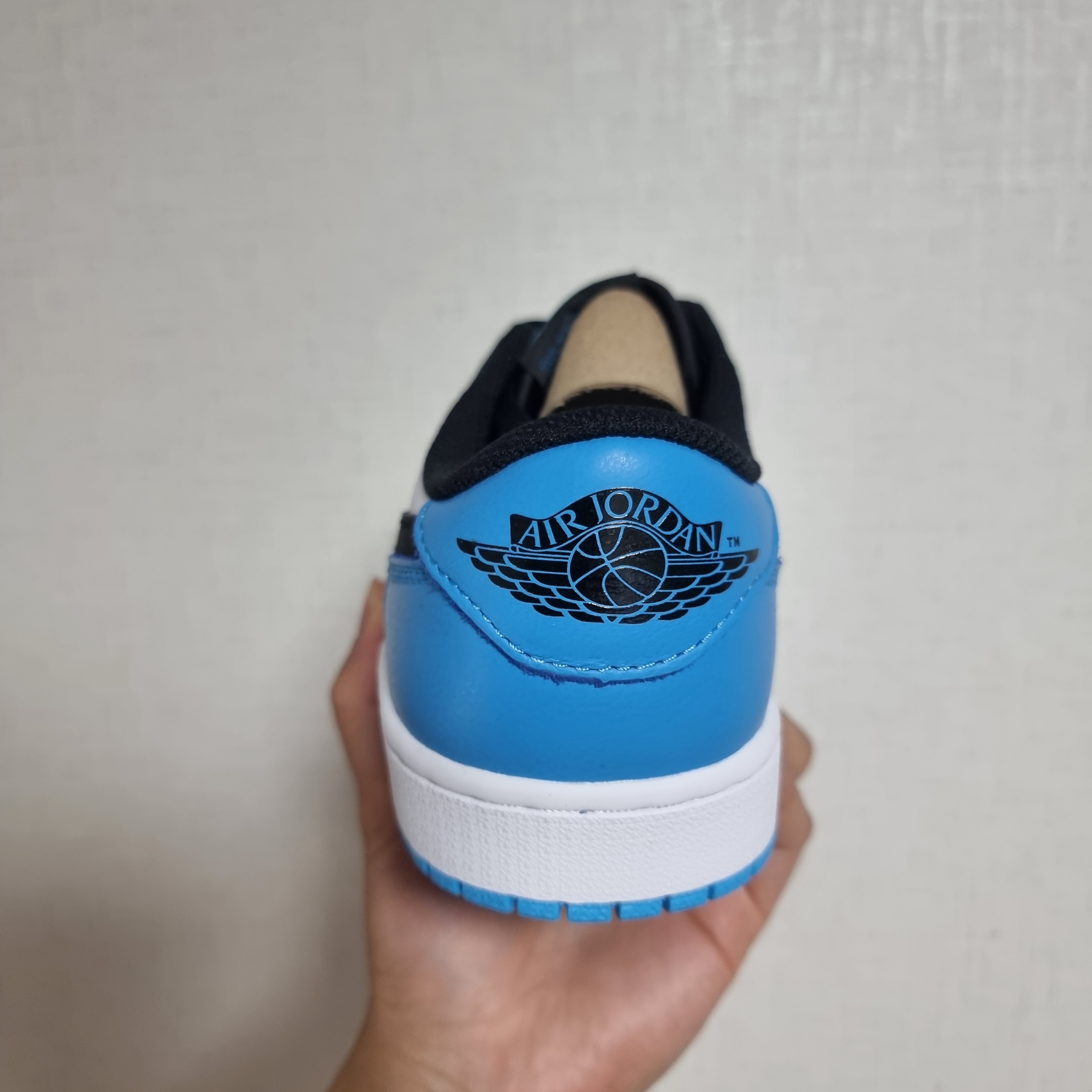Jordan 1 Retro Low OG Black and Dark Powder Blue 착용 스타일 - 2