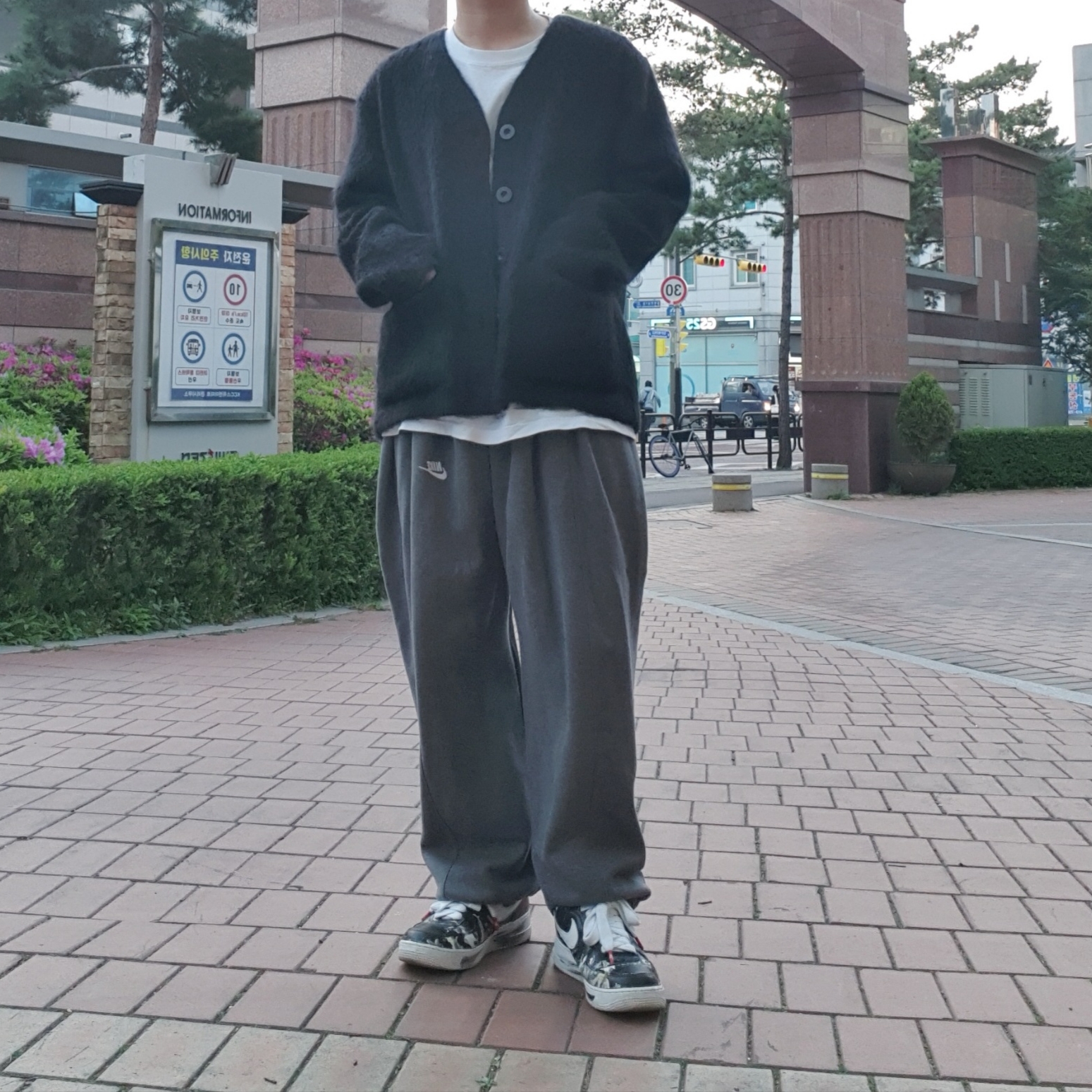Our Legacy Cardigan Mohair Black, Nike x Peaceminusone Air Force 1 Low Para-Noise 착용 스타일